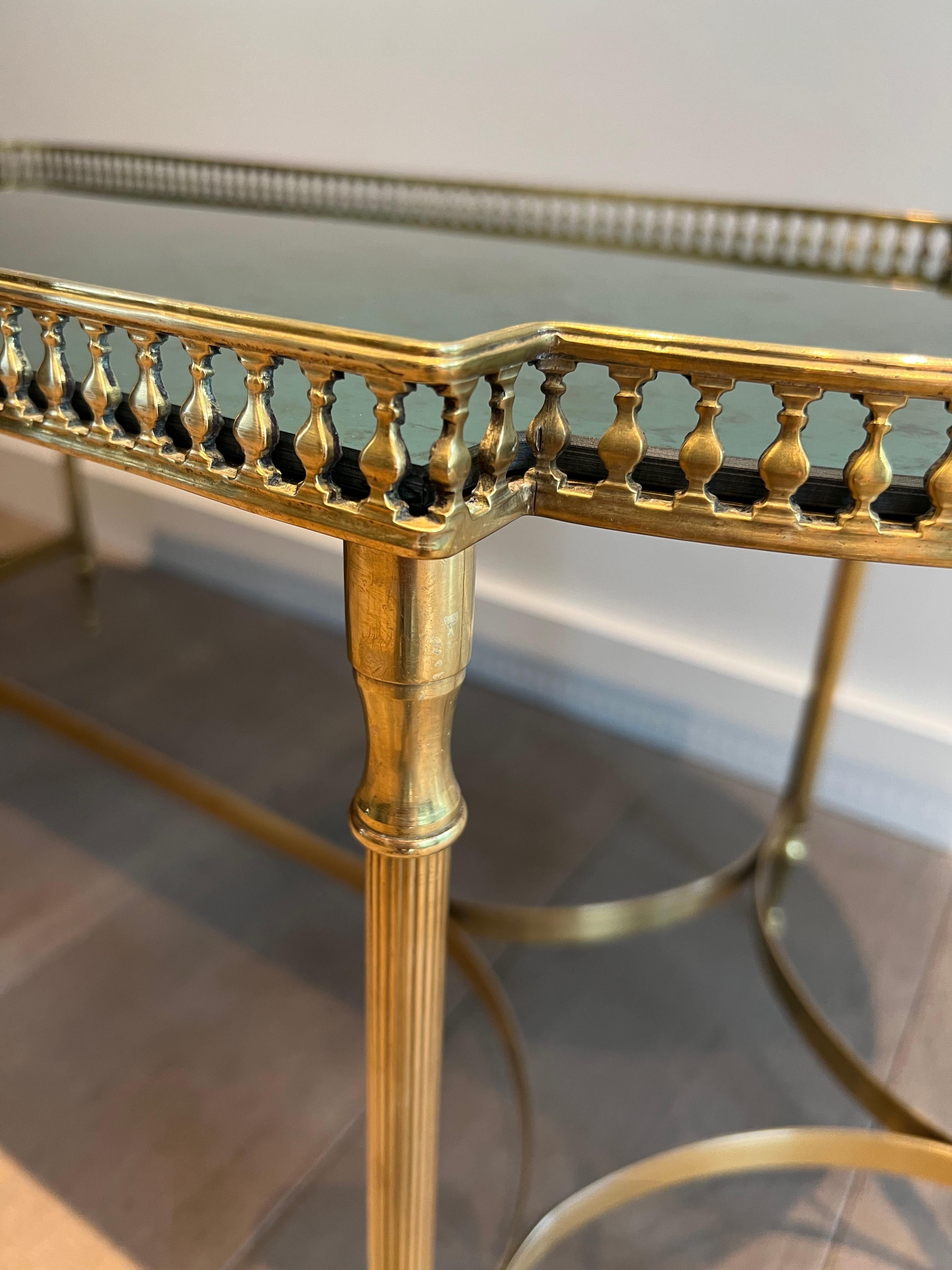 Table basse de style néoclassique en laiton dans le style de Maria Pergay. Circa 1940 en vente 9