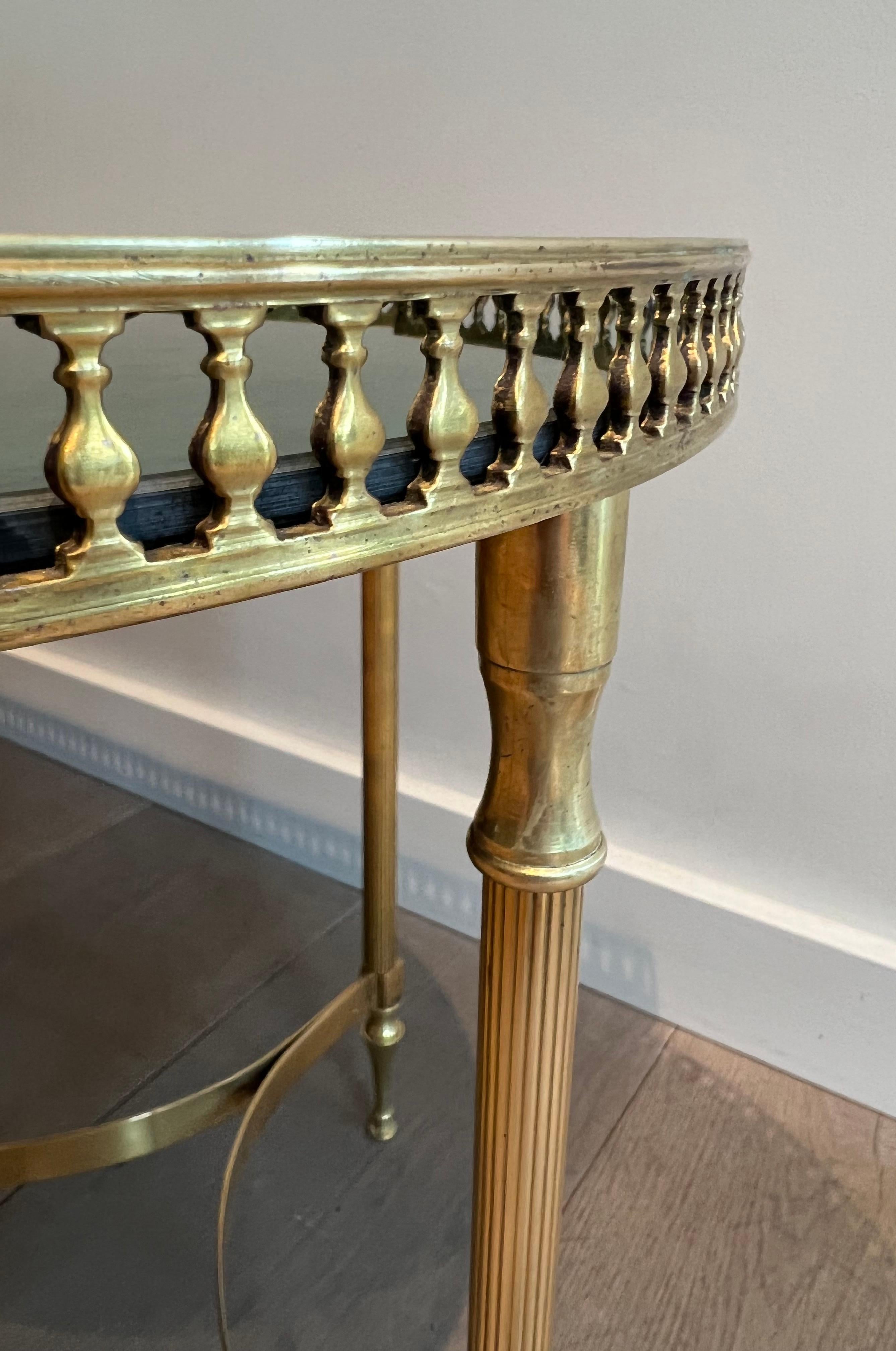 Table basse de style néoclassique en laiton dans le style de Maria Pergay. Circa 1940 en vente 11