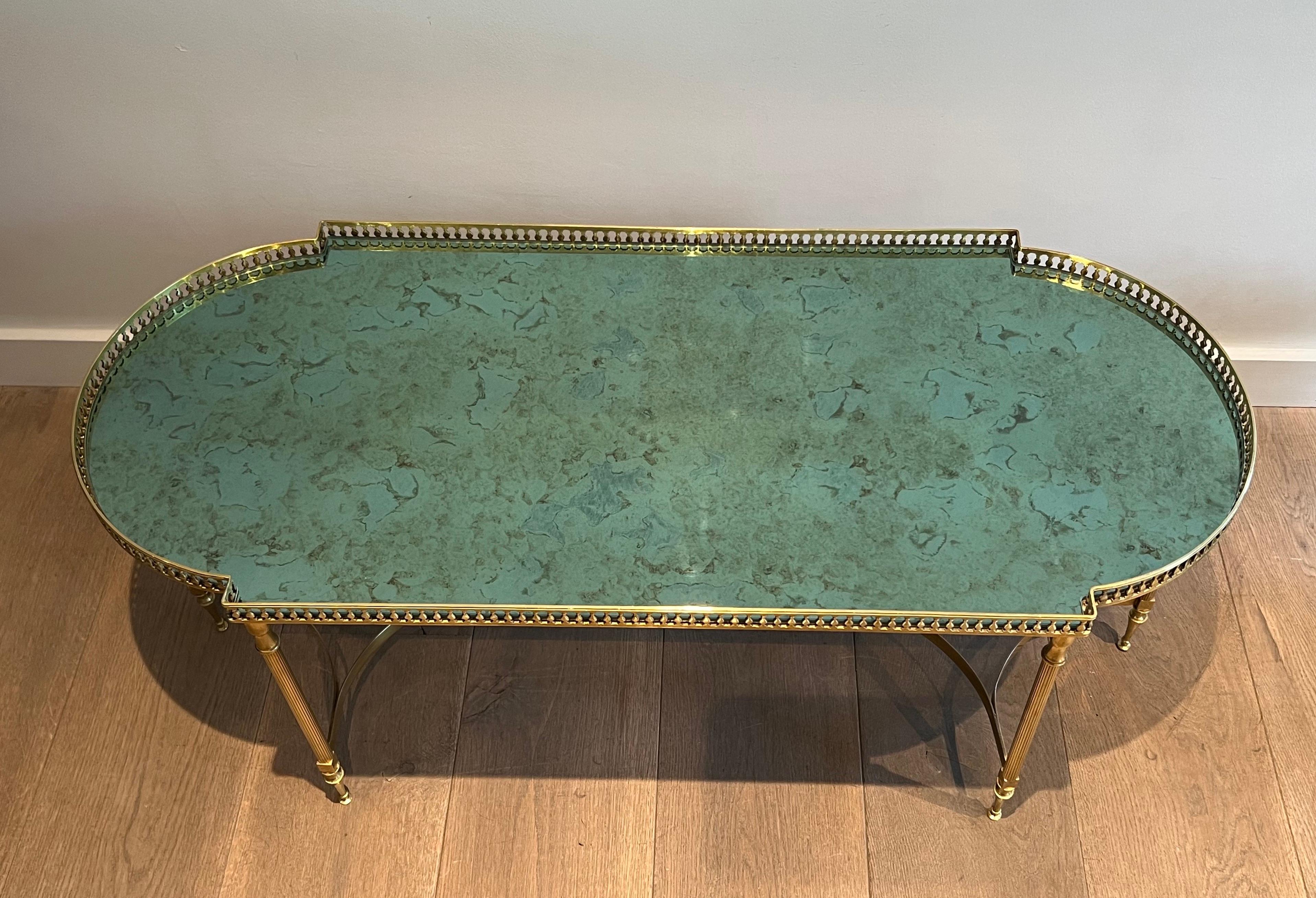 Neoclassical Style Brass Coffee Table in the style of Maria Pergay. Circa 1940 In Good Condition For Sale In Marcq-en-Barœul, Hauts-de-France