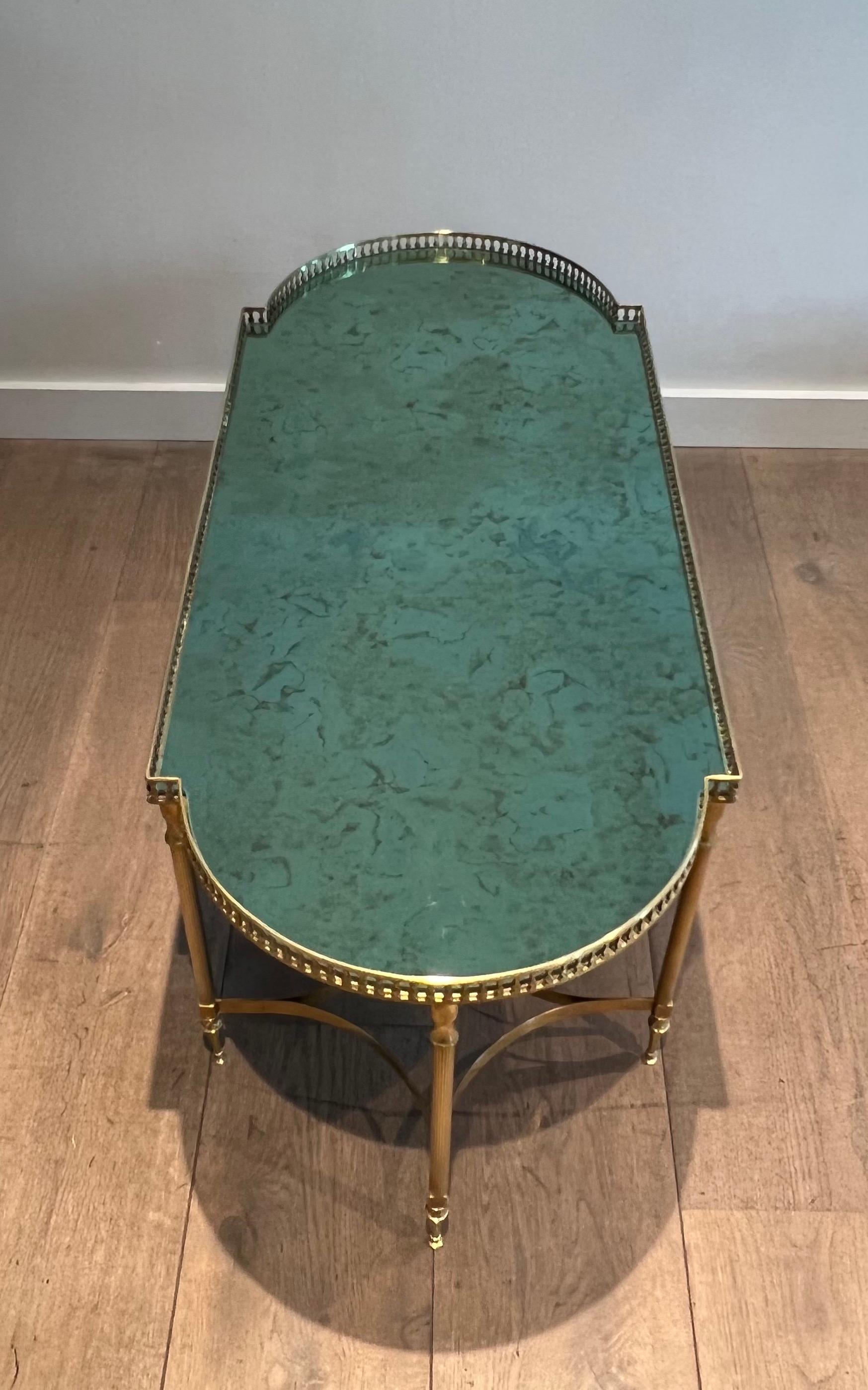 Table basse de style néoclassique en laiton dans le style de Maria Pergay. Circa 1940 Bon état - En vente à Marcq-en-Barœul, Hauts-de-France