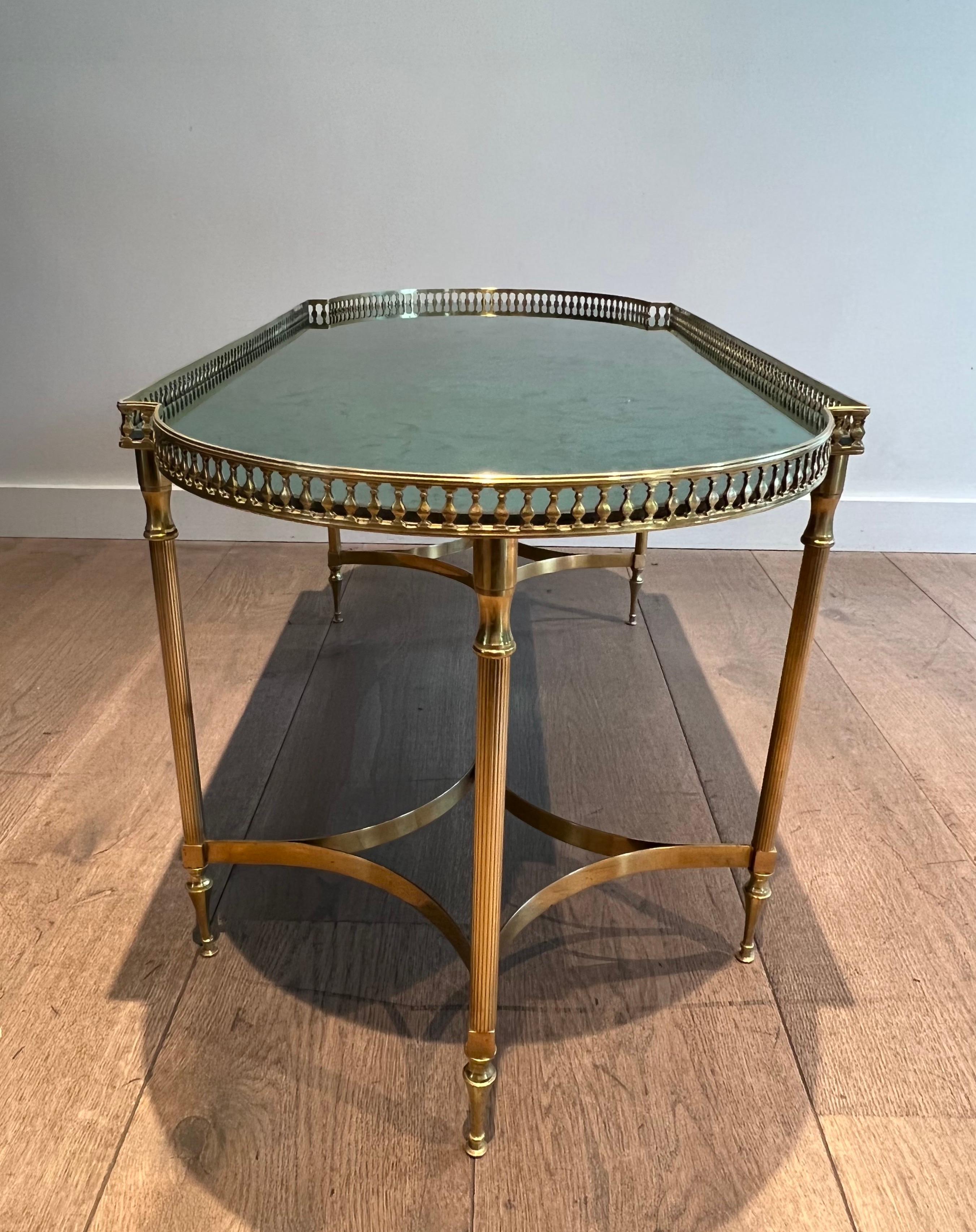 Milieu du XXe siècle Table basse de style néoclassique en laiton dans le style de Maria Pergay. Circa 1940 en vente