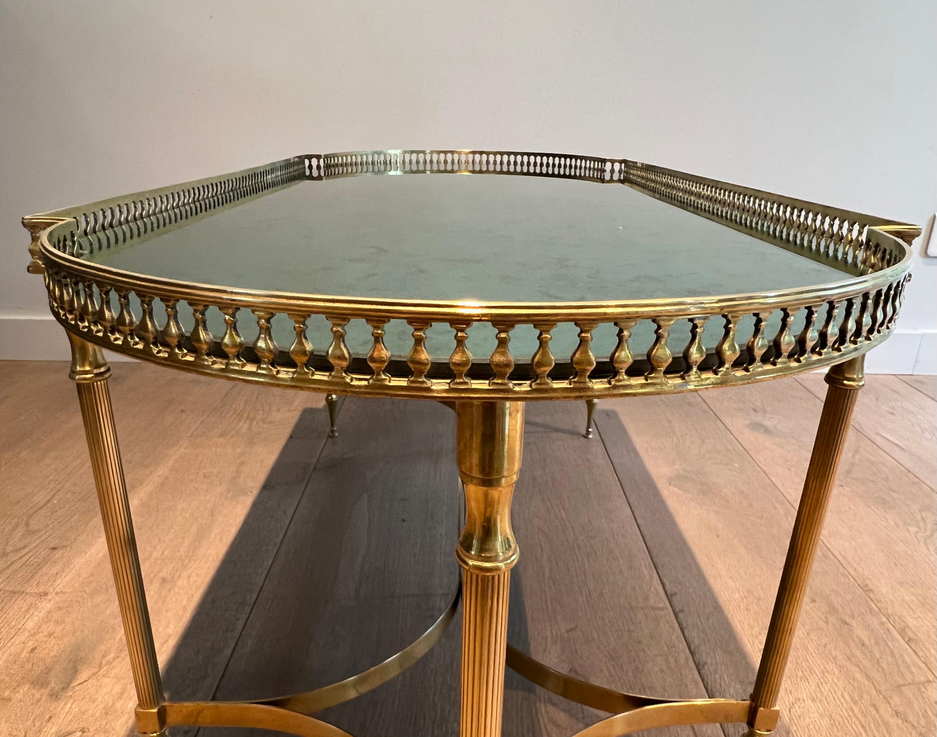 Laiton Table basse de style néoclassique en laiton dans le style de Maria Pergay. Circa 1940 en vente