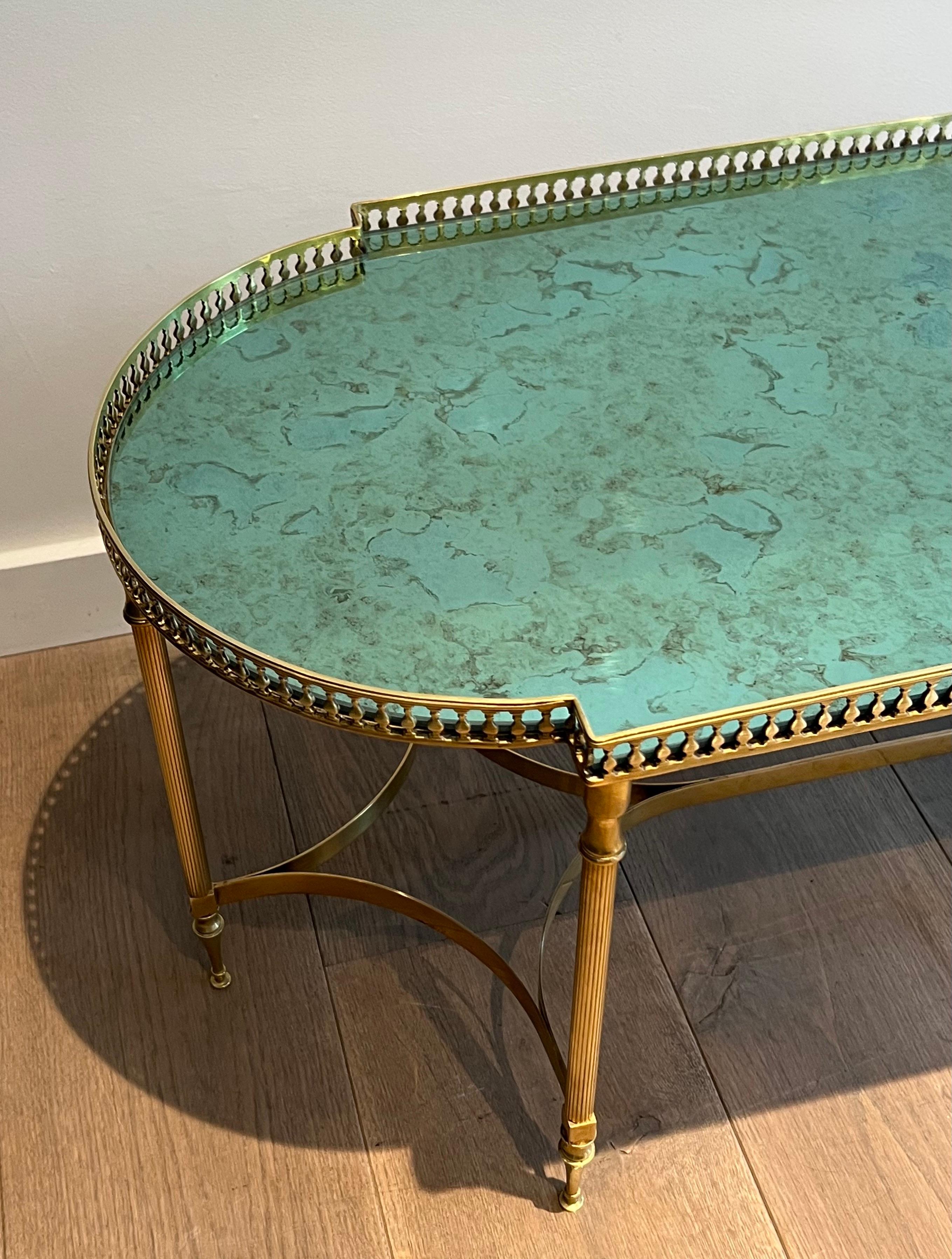 Table basse de style néoclassique en laiton dans le style de Maria Pergay. Circa 1940 en vente 1