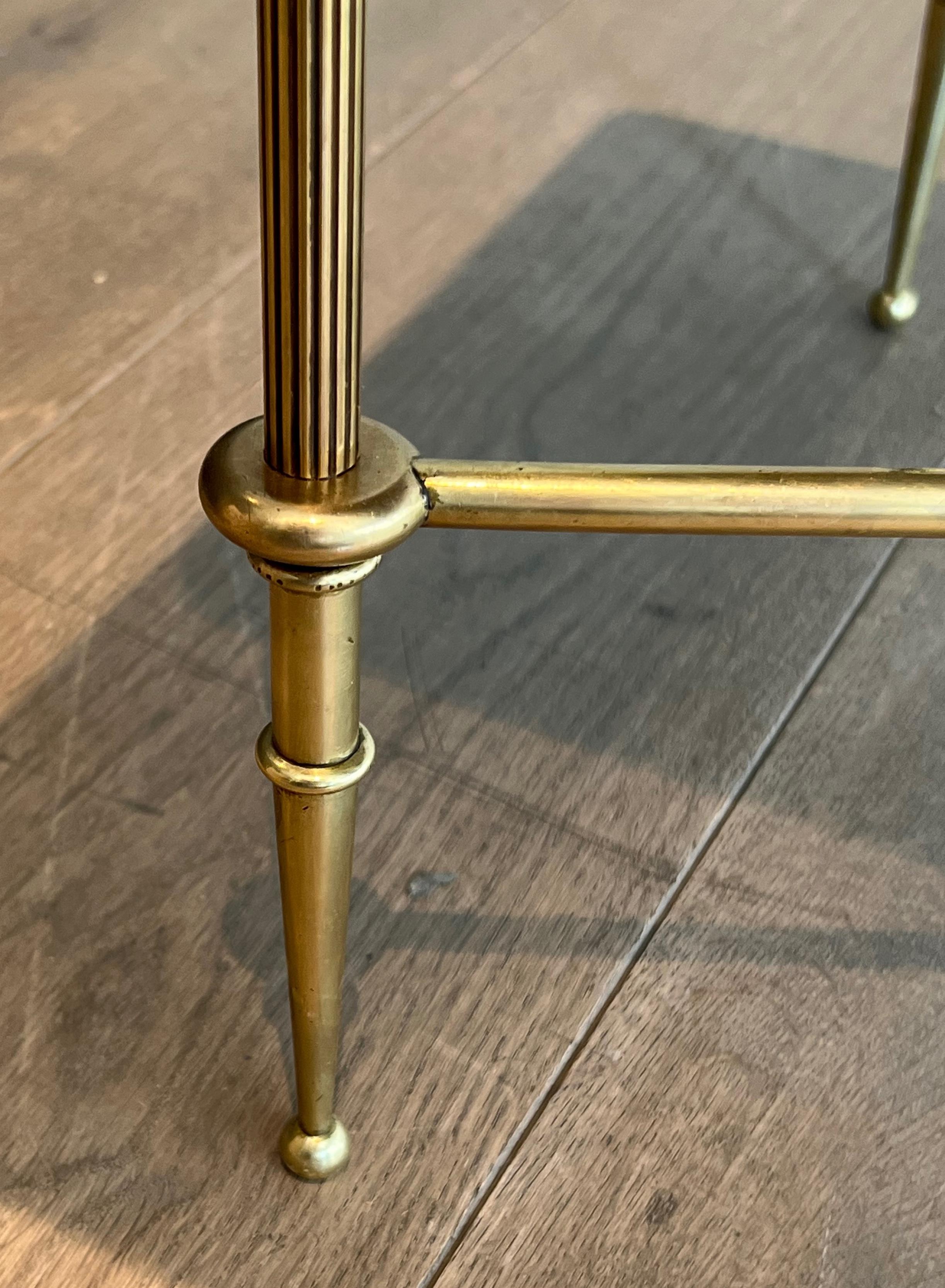 Table basse en laiton de style néoclassique avec plateau en cuir noir par Maison Jansen en vente 4