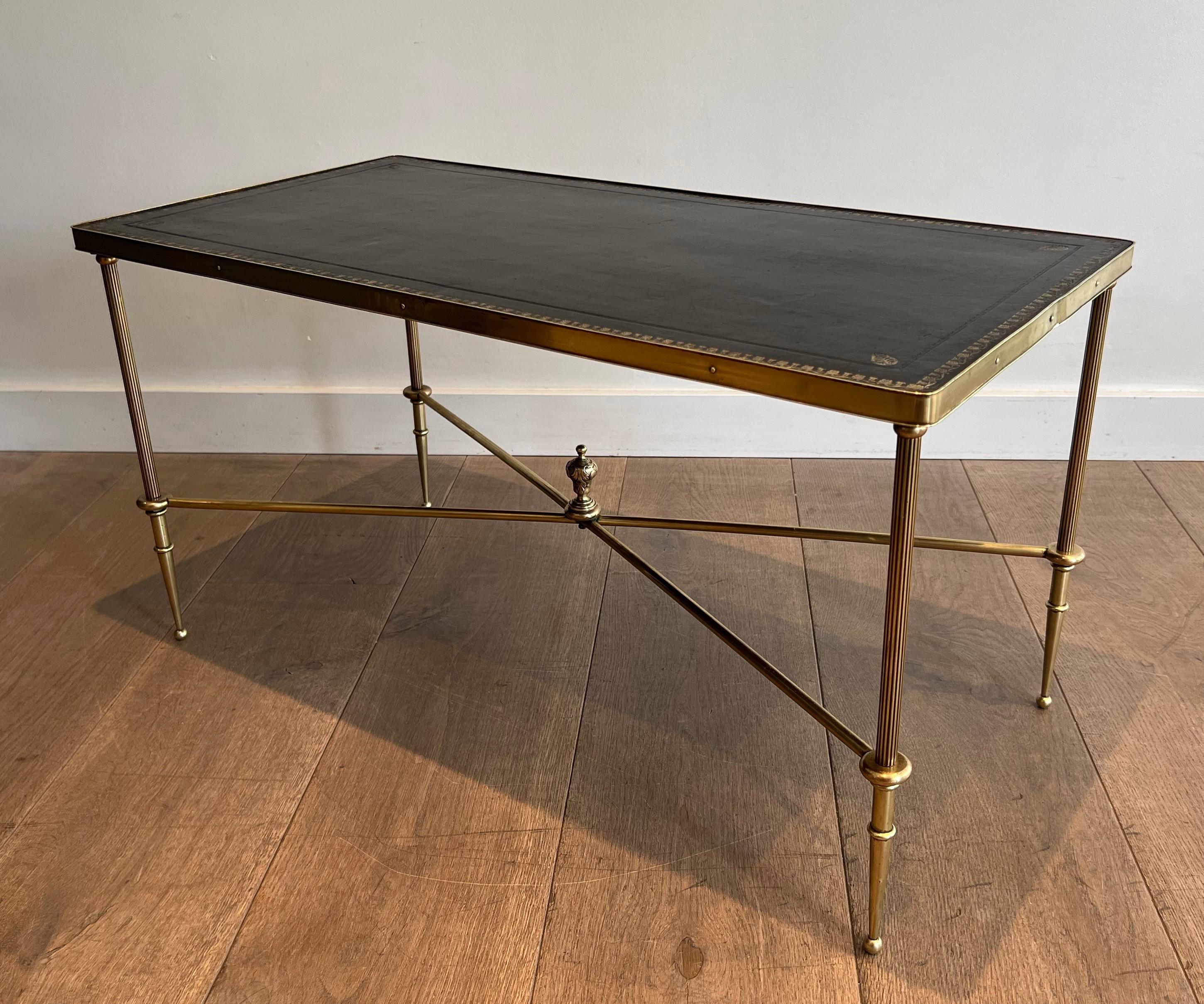Table basse en laiton de style néoclassique avec plateau en cuir noir par Maison Jansen en vente 6