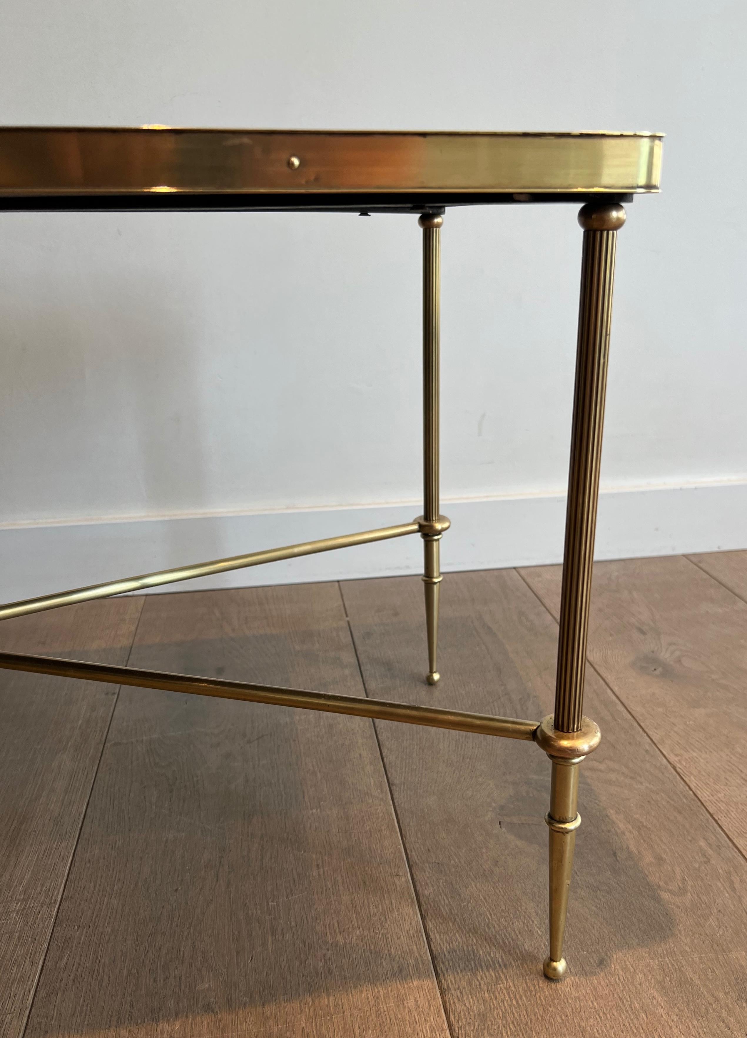 Table basse en laiton de style néoclassique avec plateau en cuir noir par Maison Jansen en vente 8