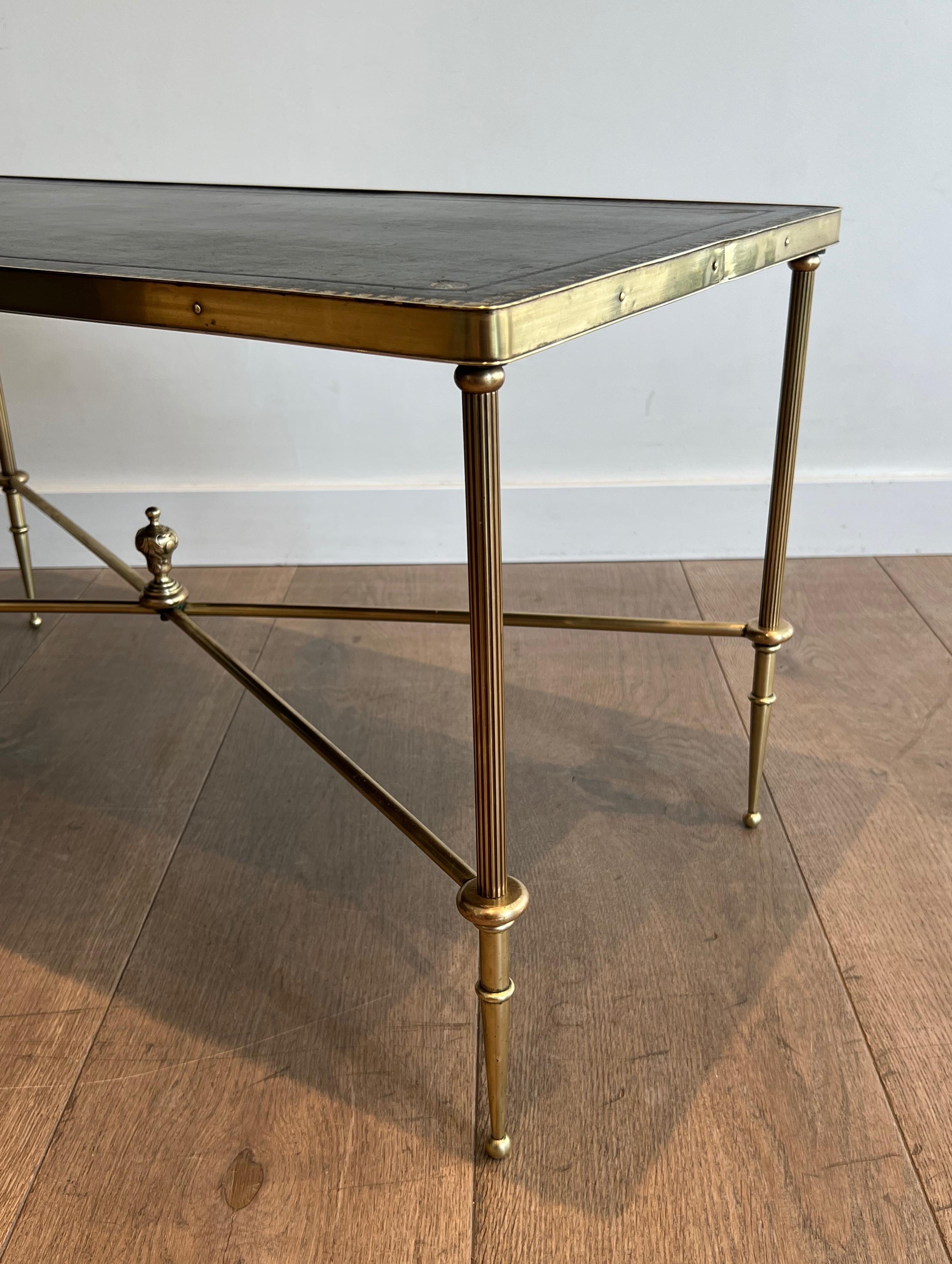 Table basse en laiton de style néoclassique avec plateau en cuir noir par Maison Jansen en vente 9