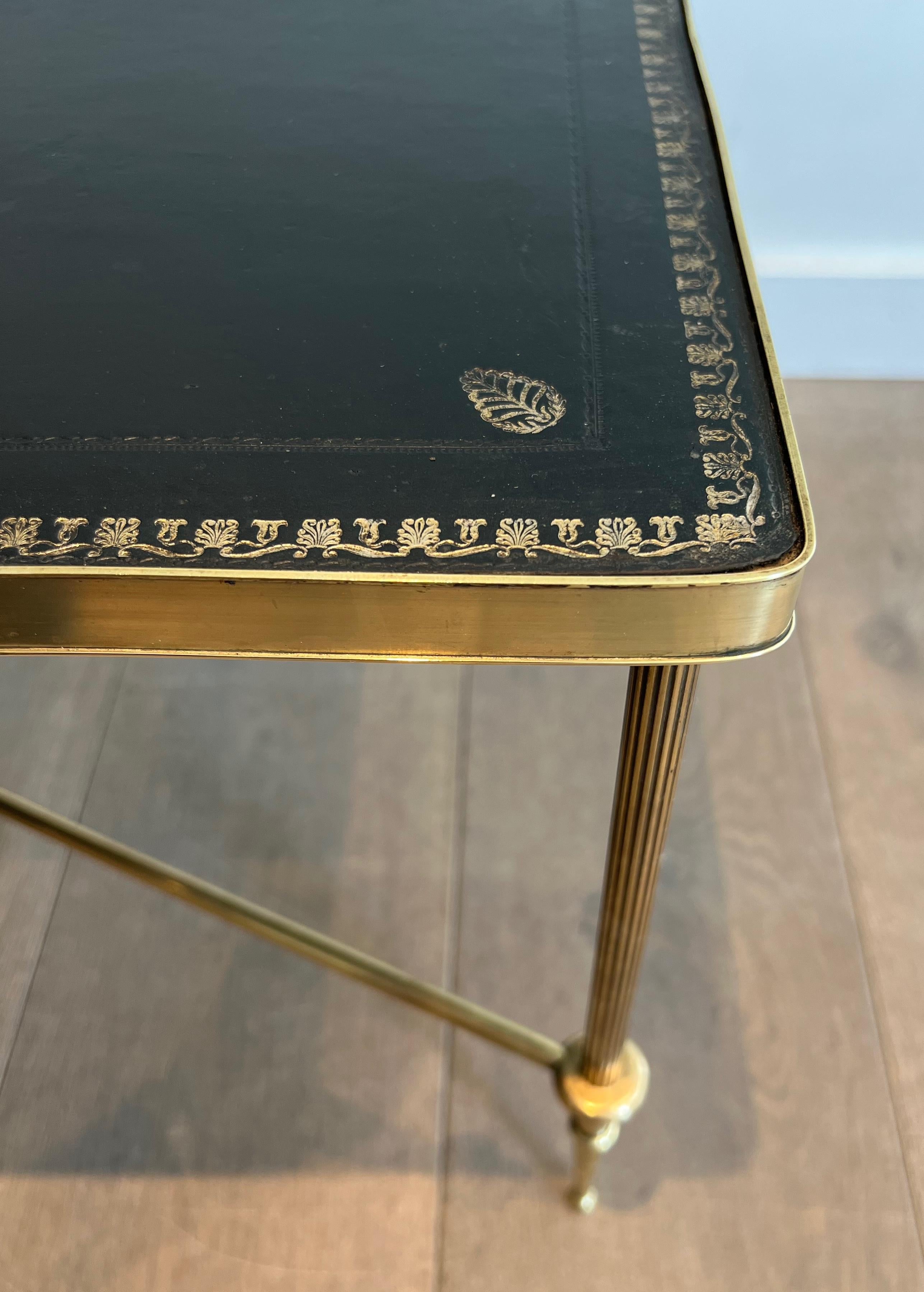 Table basse en laiton de style néoclassique avec plateau en cuir noir par Maison Jansen en vente 10