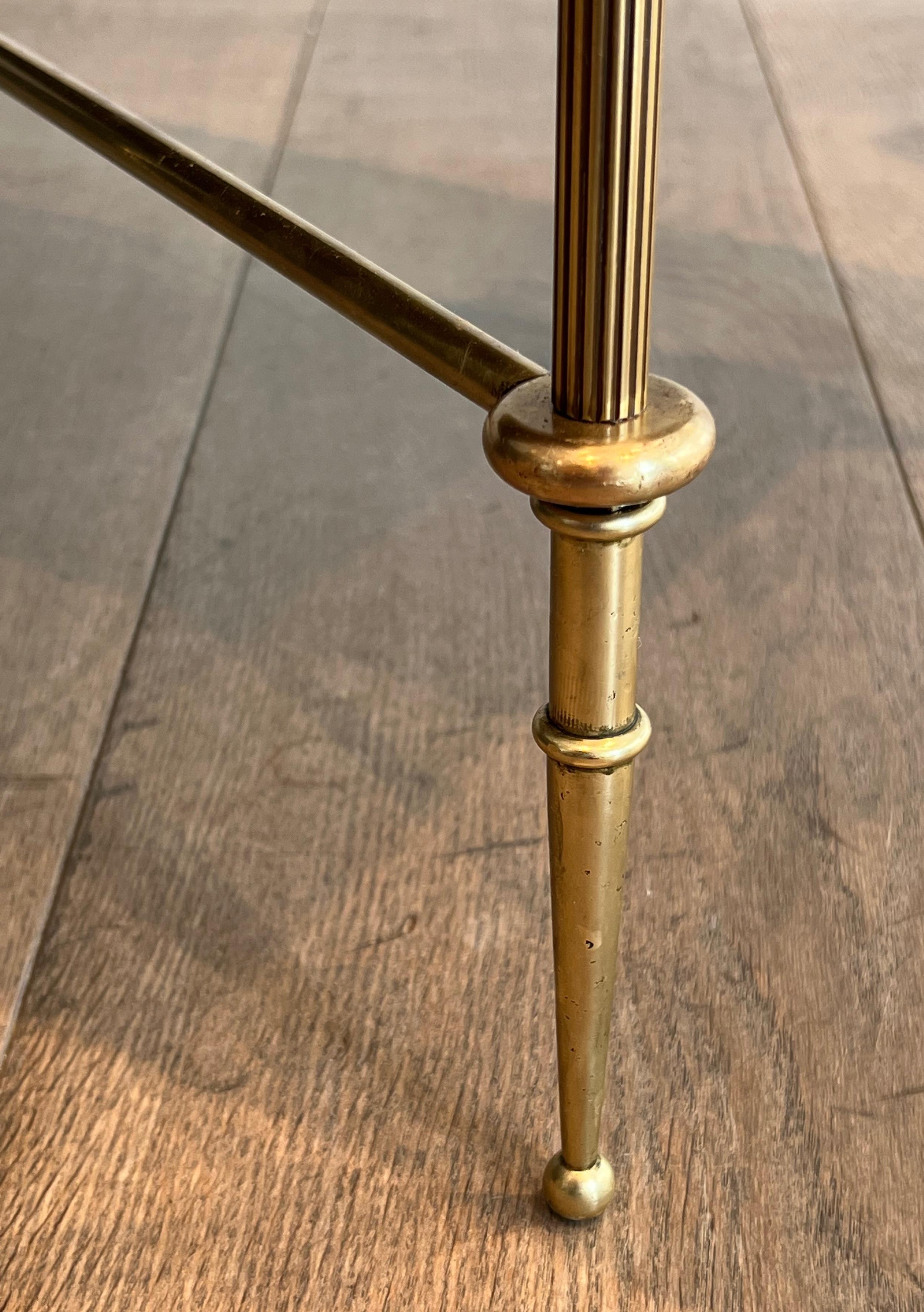 Table basse en laiton de style néoclassique avec plateau en cuir noir par Maison Jansen en vente 11