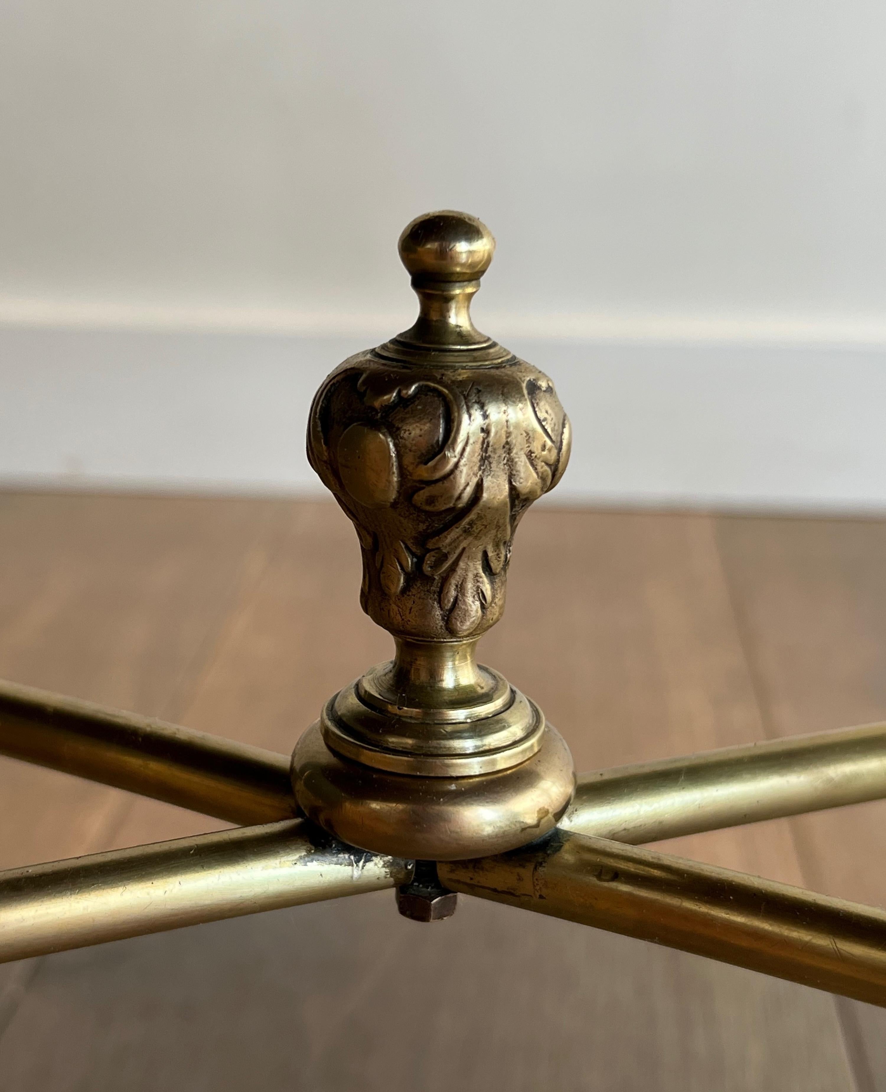 Table basse en laiton de style néoclassique avec plateau en cuir noir par Maison Jansen en vente 12