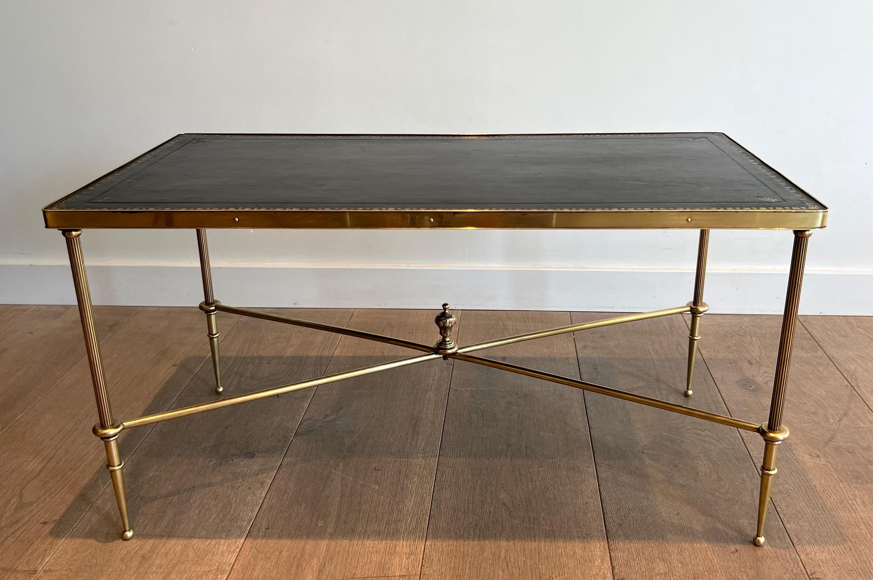 Table basse en laiton de style néoclassique avec plateau en cuir noir par Maison Jansen en vente 13