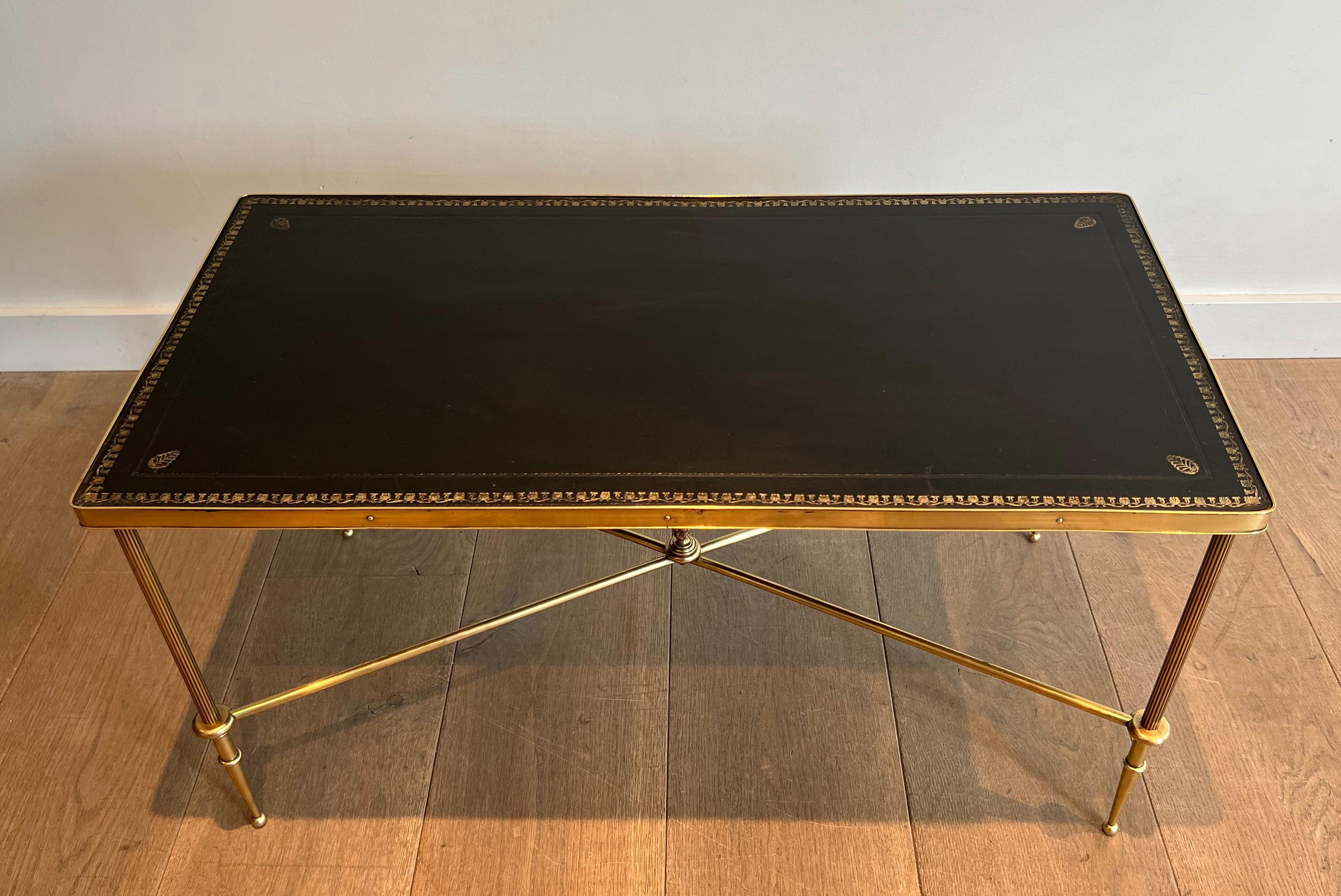 Français Table basse en laiton de style néoclassique avec plateau en cuir noir par Maison Jansen en vente