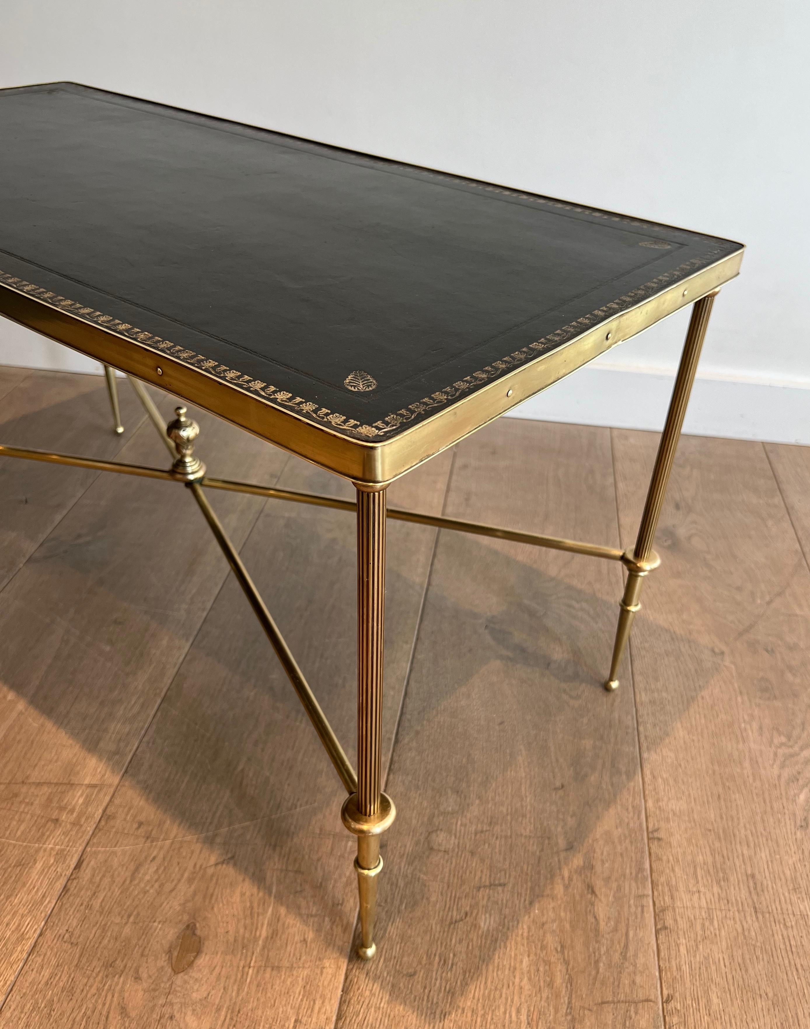 Table basse en laiton de style néoclassique avec plateau en cuir noir par Maison Jansen Bon état - En vente à Marcq-en-Barœul, Hauts-de-France