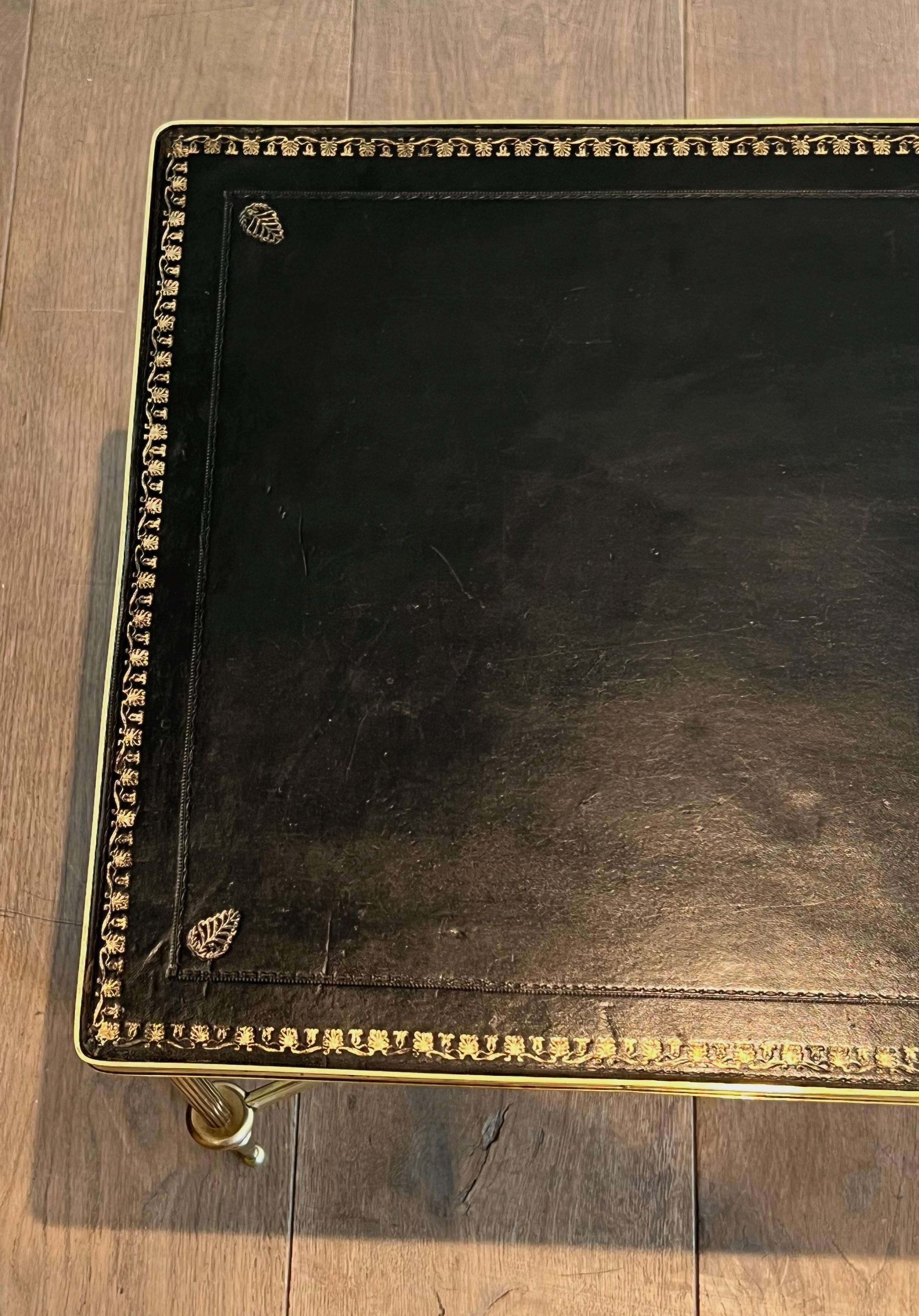 Milieu du XXe siècle Table basse en laiton de style néoclassique avec plateau en cuir noir par Maison Jansen en vente