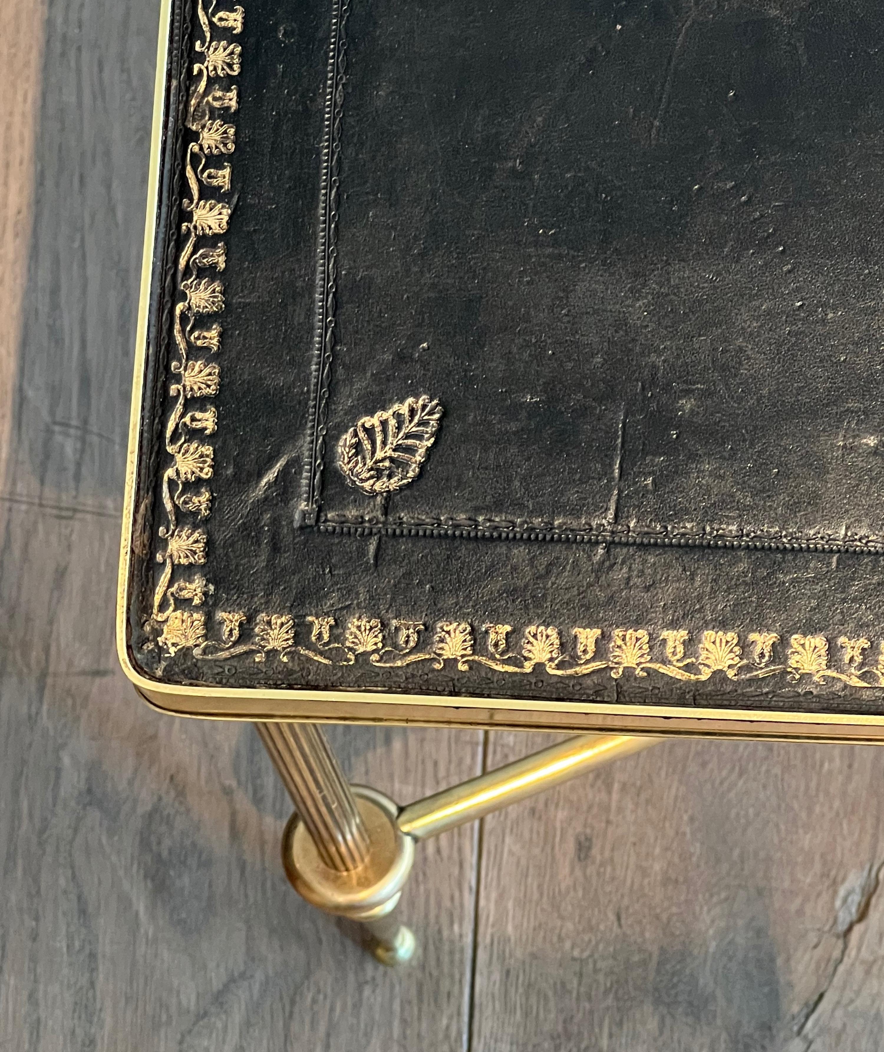 Laiton Table basse en laiton de style néoclassique avec plateau en cuir noir par Maison Jansen en vente