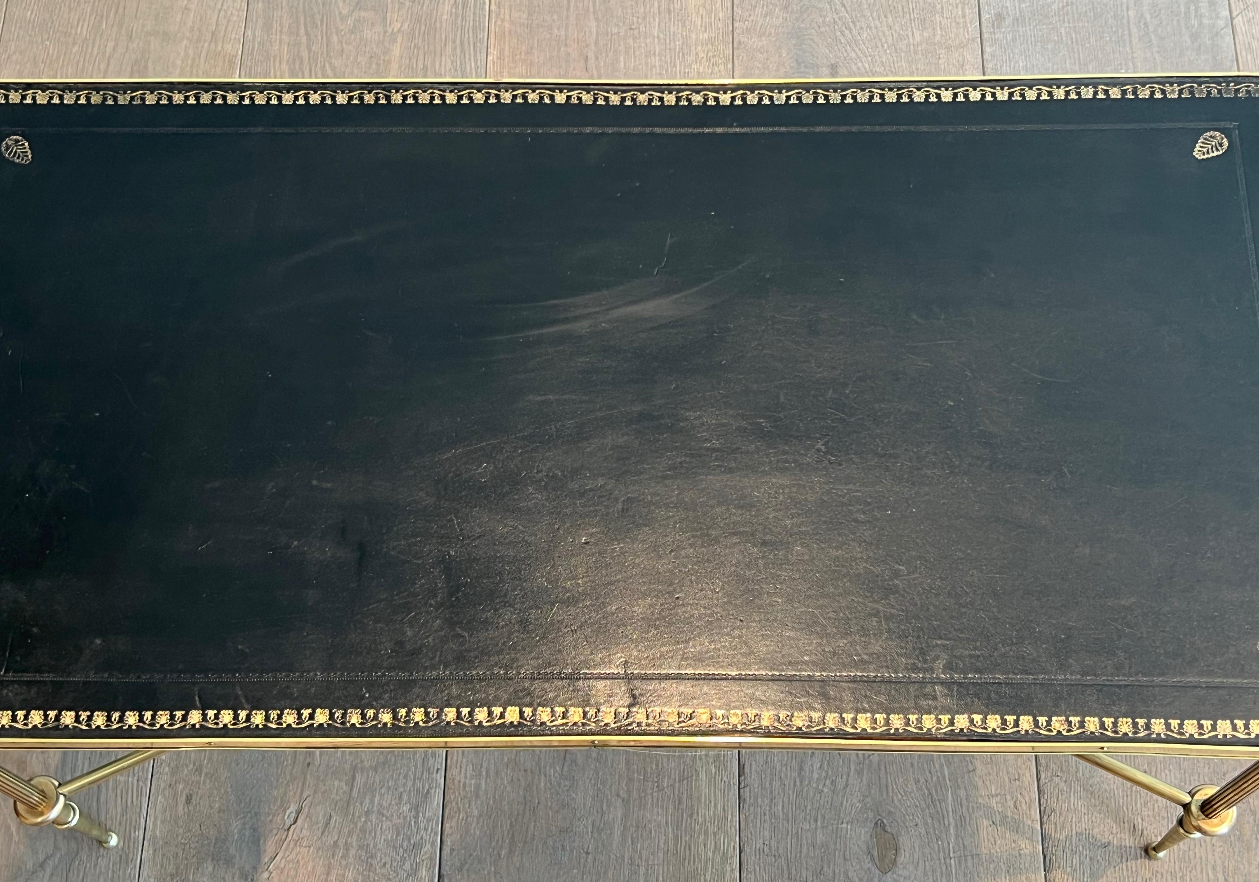 Table basse en laiton de style néoclassique avec plateau en cuir noir par Maison Jansen en vente 1