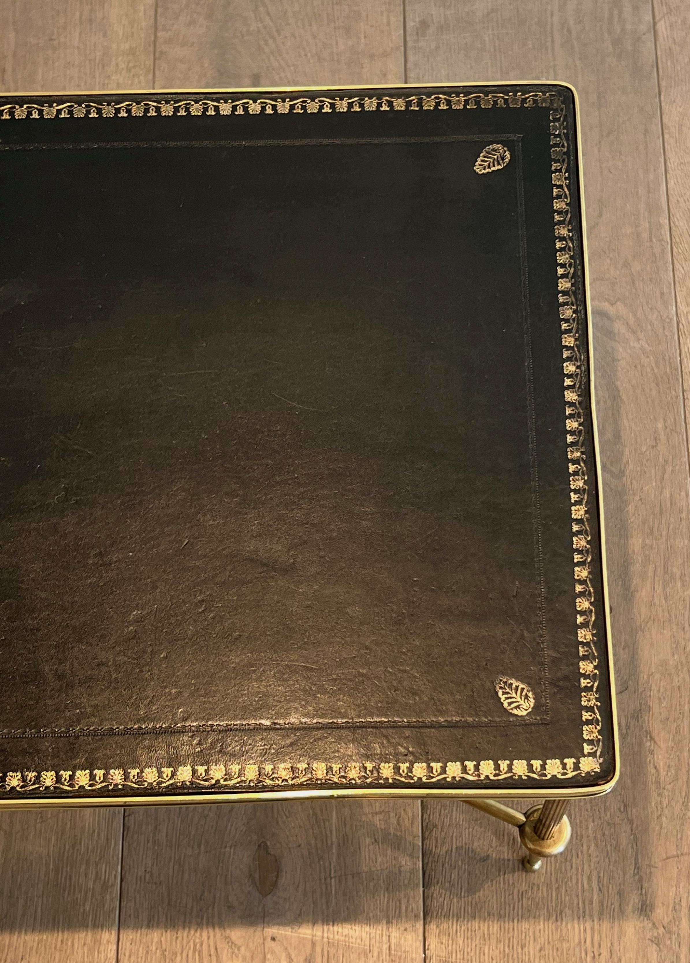Table basse en laiton de style néoclassique avec plateau en cuir noir par Maison Jansen en vente 2