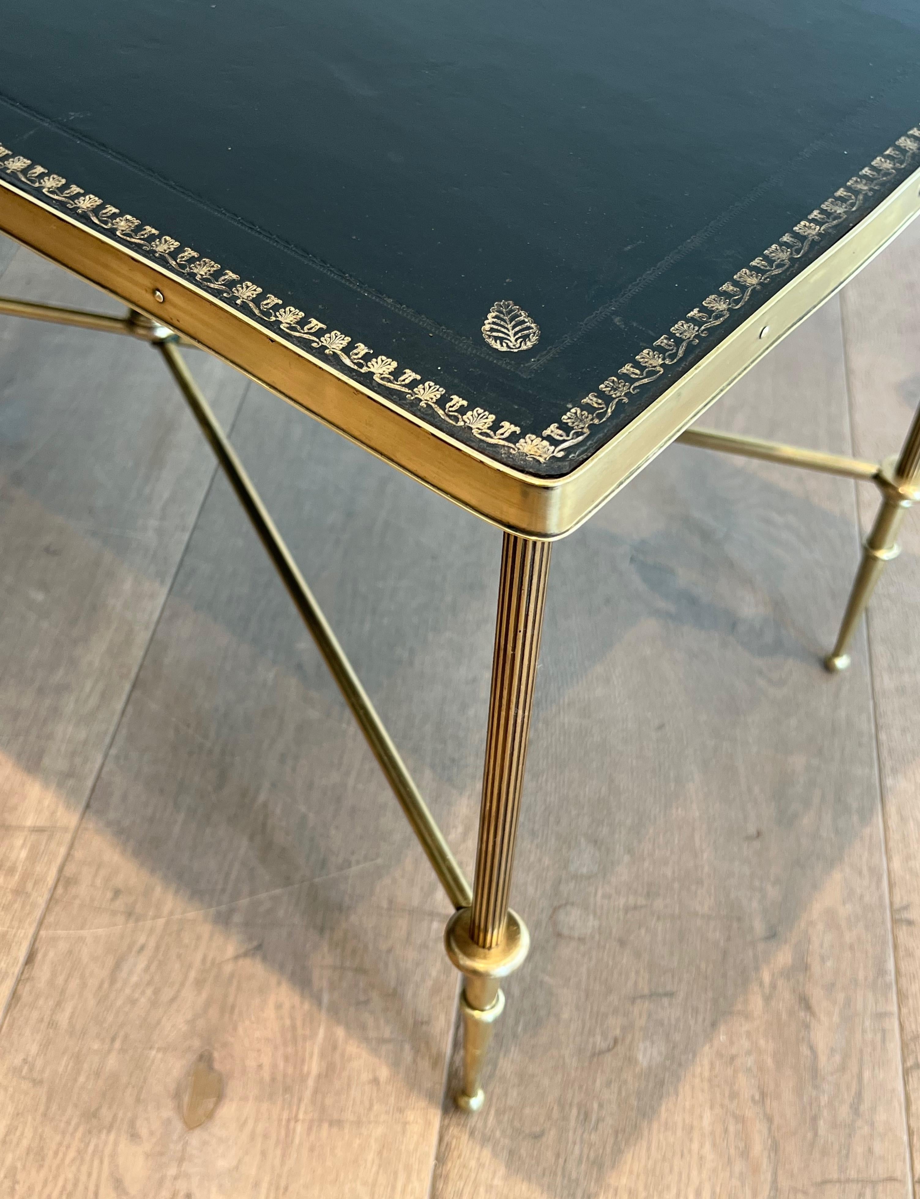 Table basse en laiton de style néoclassique avec plateau en cuir noir par Maison Jansen en vente 3