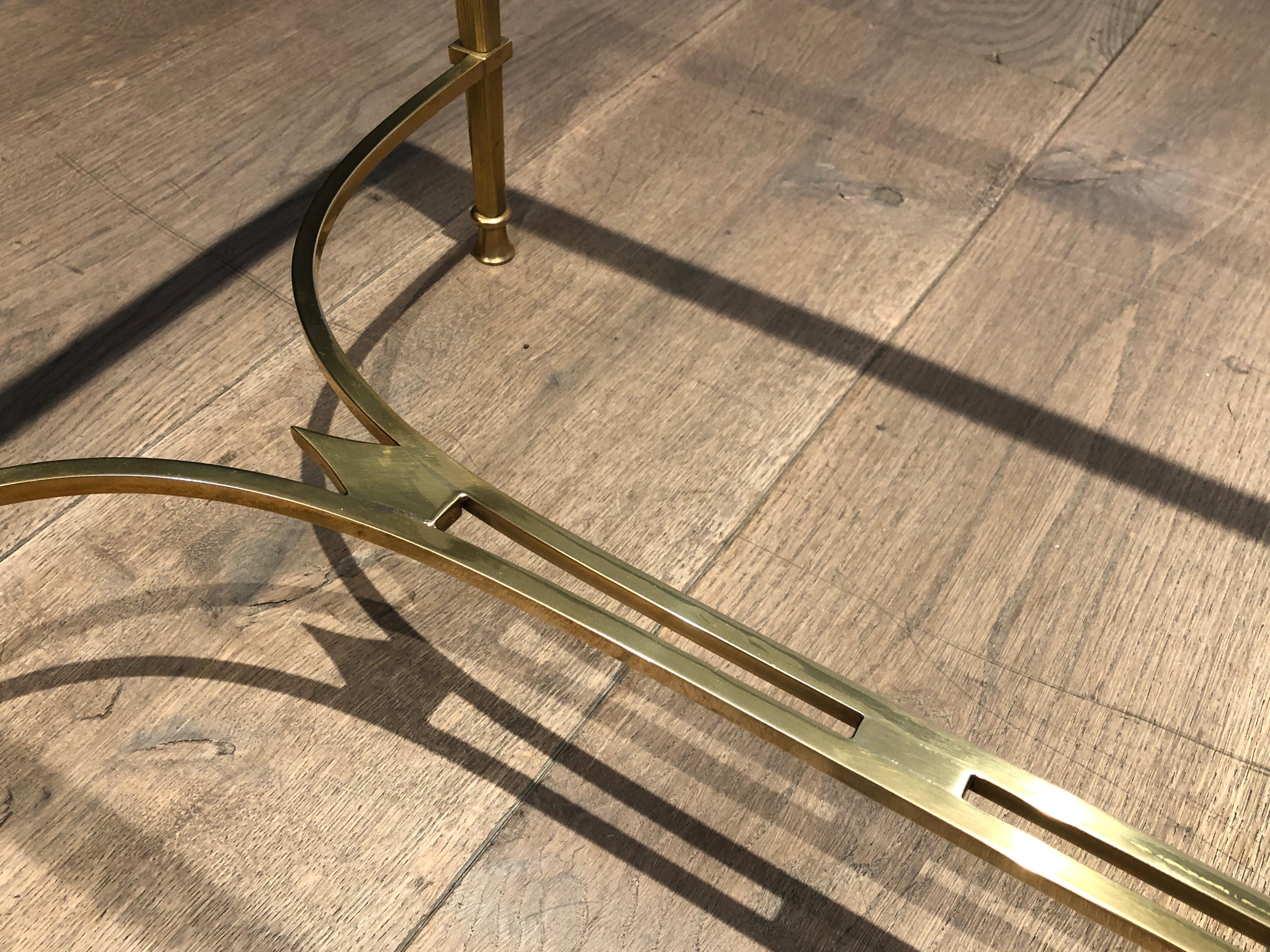 Table basse en laiton de style néoclassique avec étagère en verre transparent par Maison Jansen en vente 3