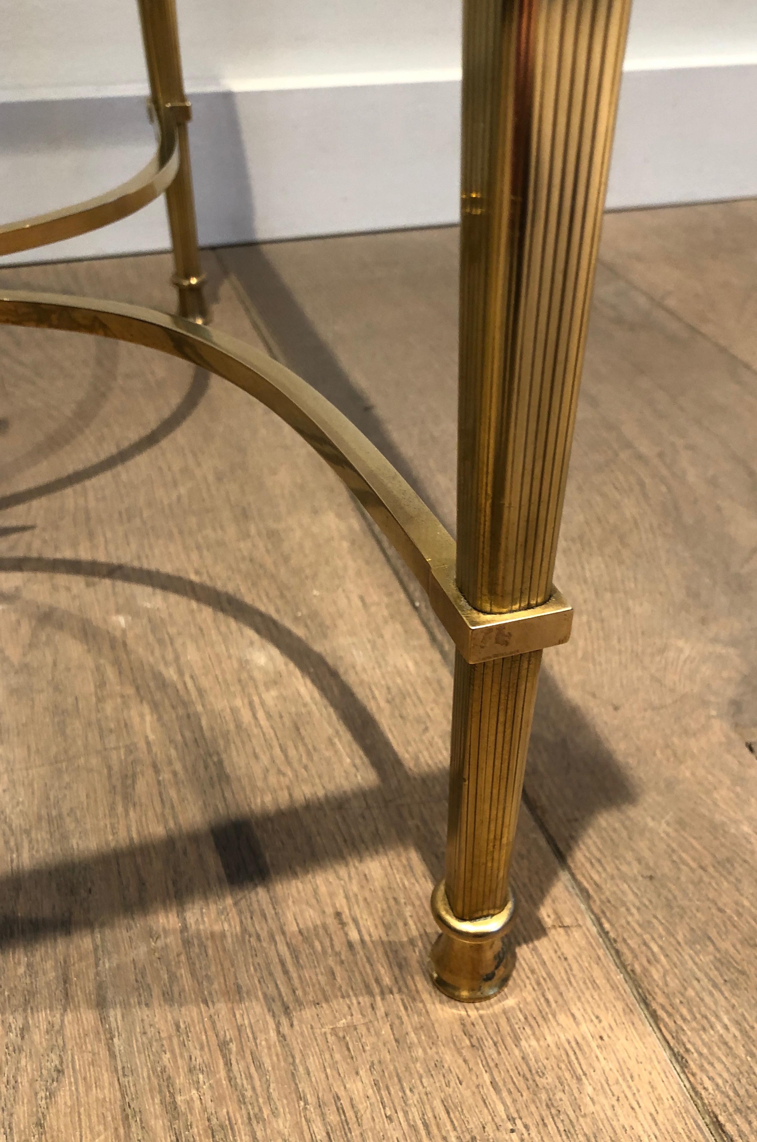 Table basse en laiton de style néoclassique avec étagère en verre transparent par Maison Jansen en vente 4