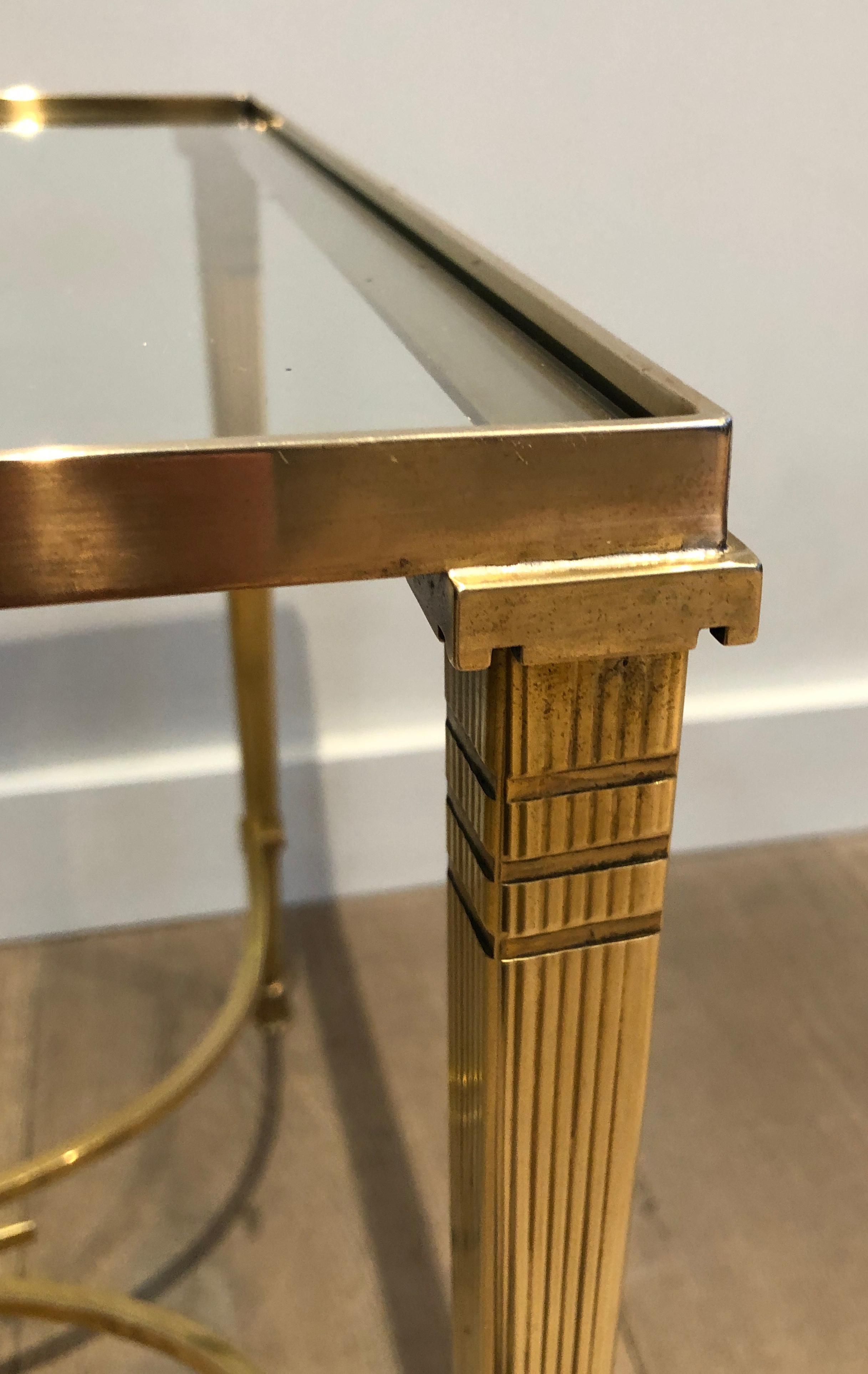 Table basse en laiton de style néoclassique avec étagère en verre transparent par Maison Jansen en vente 6