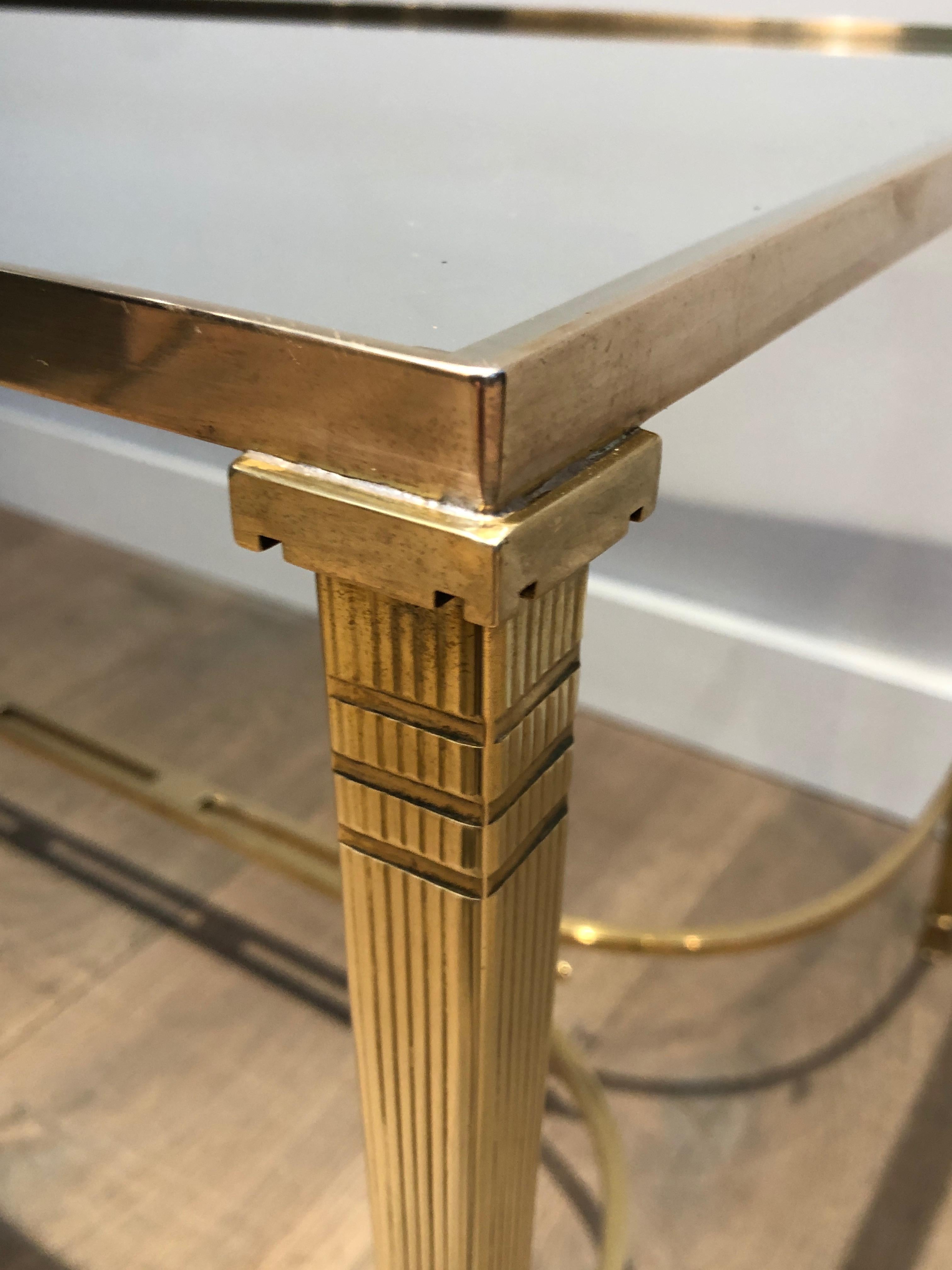 Table basse en laiton de style néoclassique avec étagère en verre transparent par Maison Jansen en vente 7