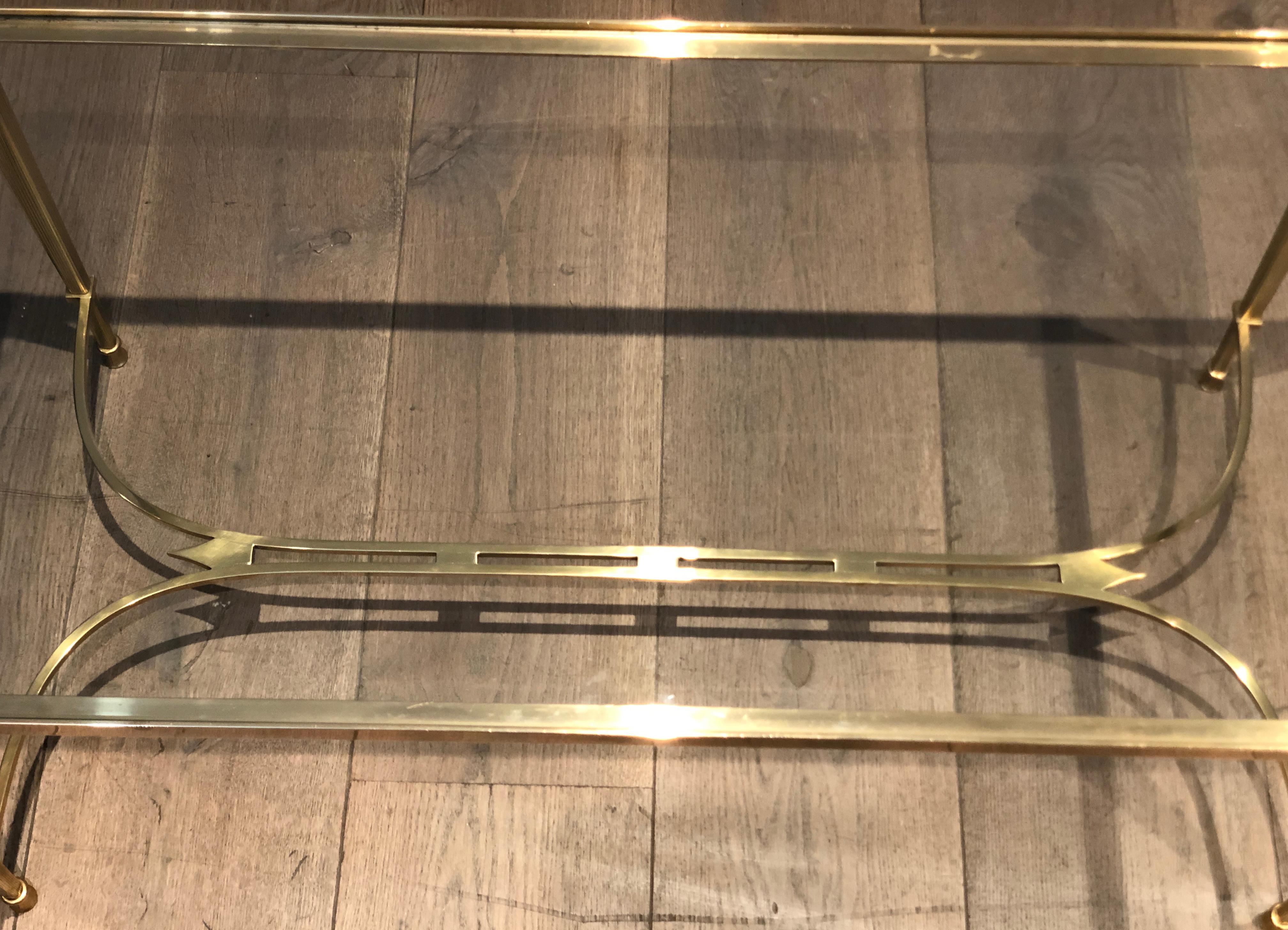 Table basse en laiton de style néoclassique avec étagère en verre transparent par Maison Jansen en vente 8