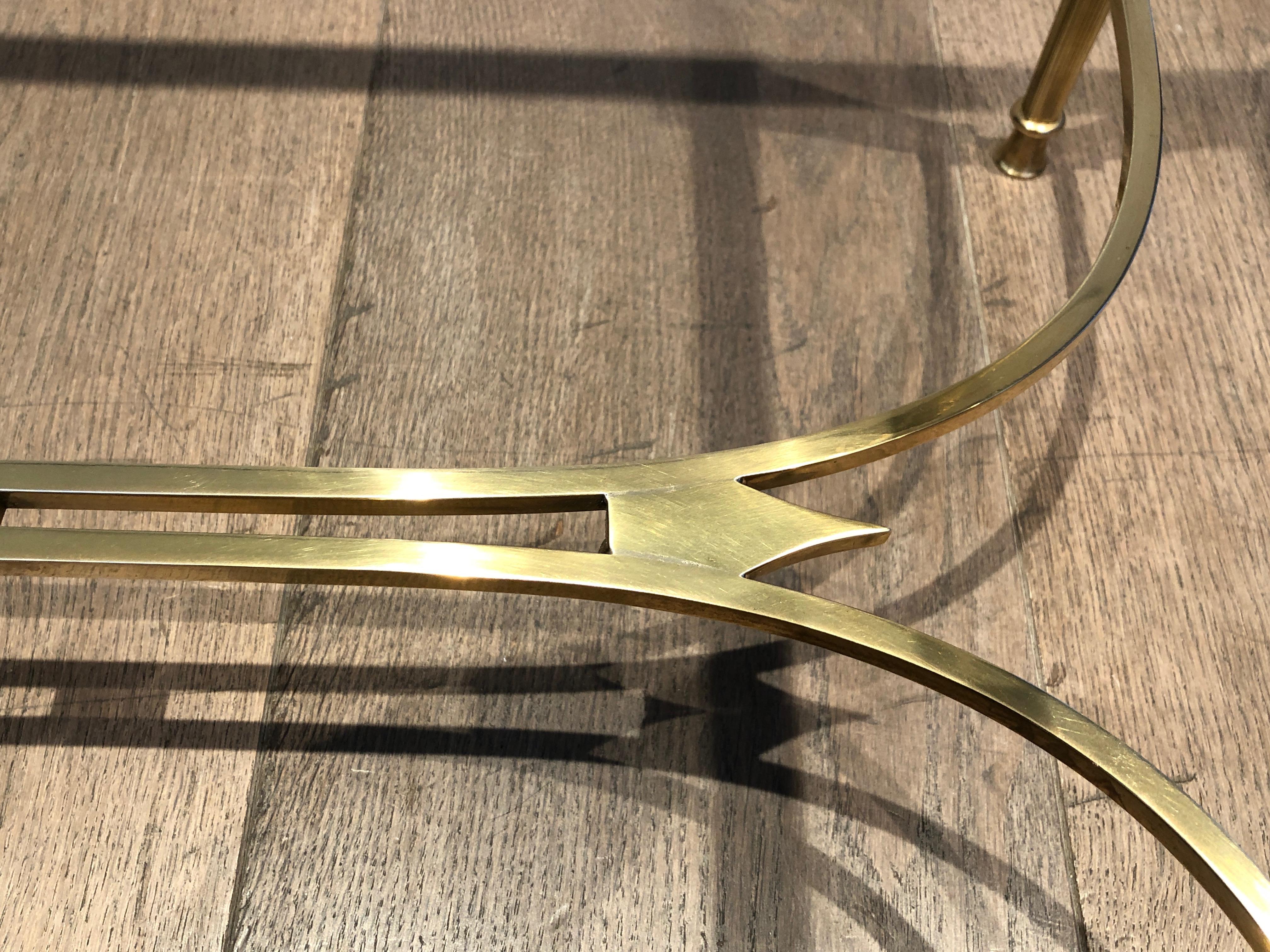 Table basse en laiton de style néoclassique avec étagère en verre transparent par Maison Jansen en vente 10