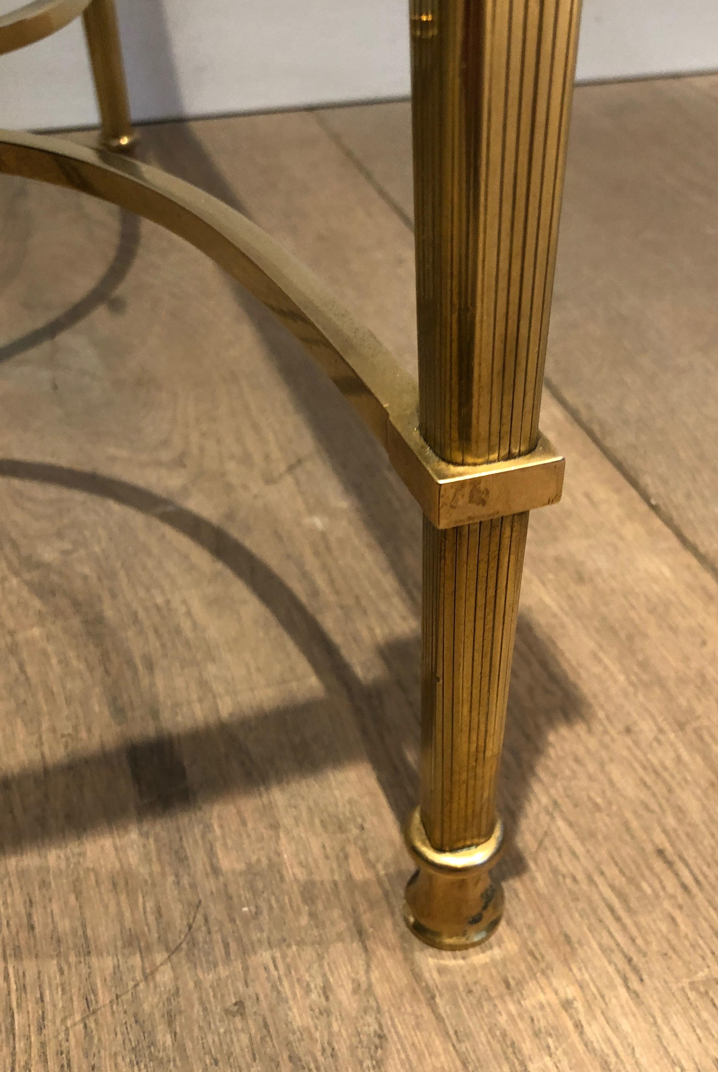 Table basse en laiton de style néoclassique avec étagère en verre transparent par Maison Jansen en vente 11