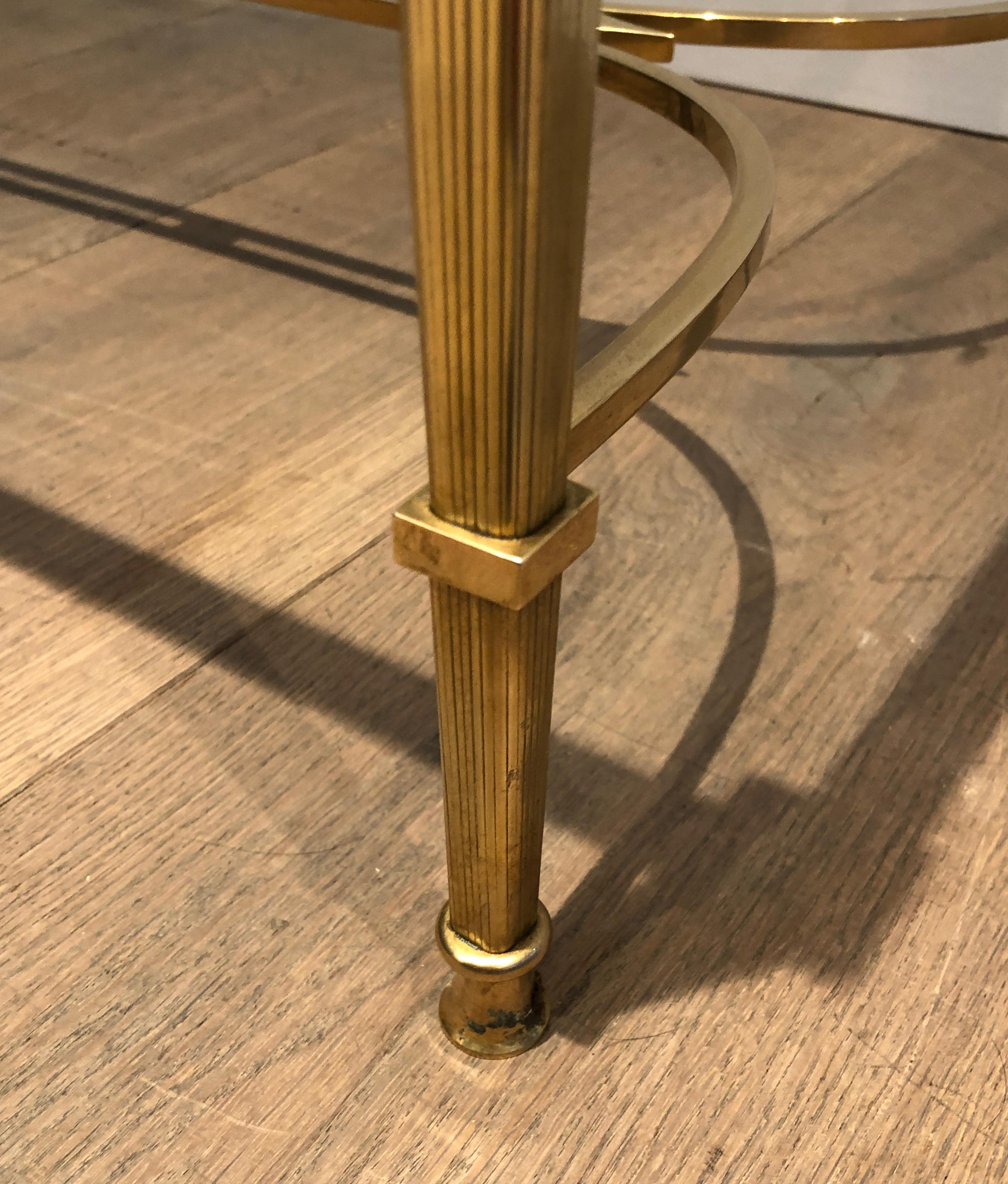 Table basse en laiton de style néoclassique avec étagère en verre transparent par Maison Jansen en vente 12