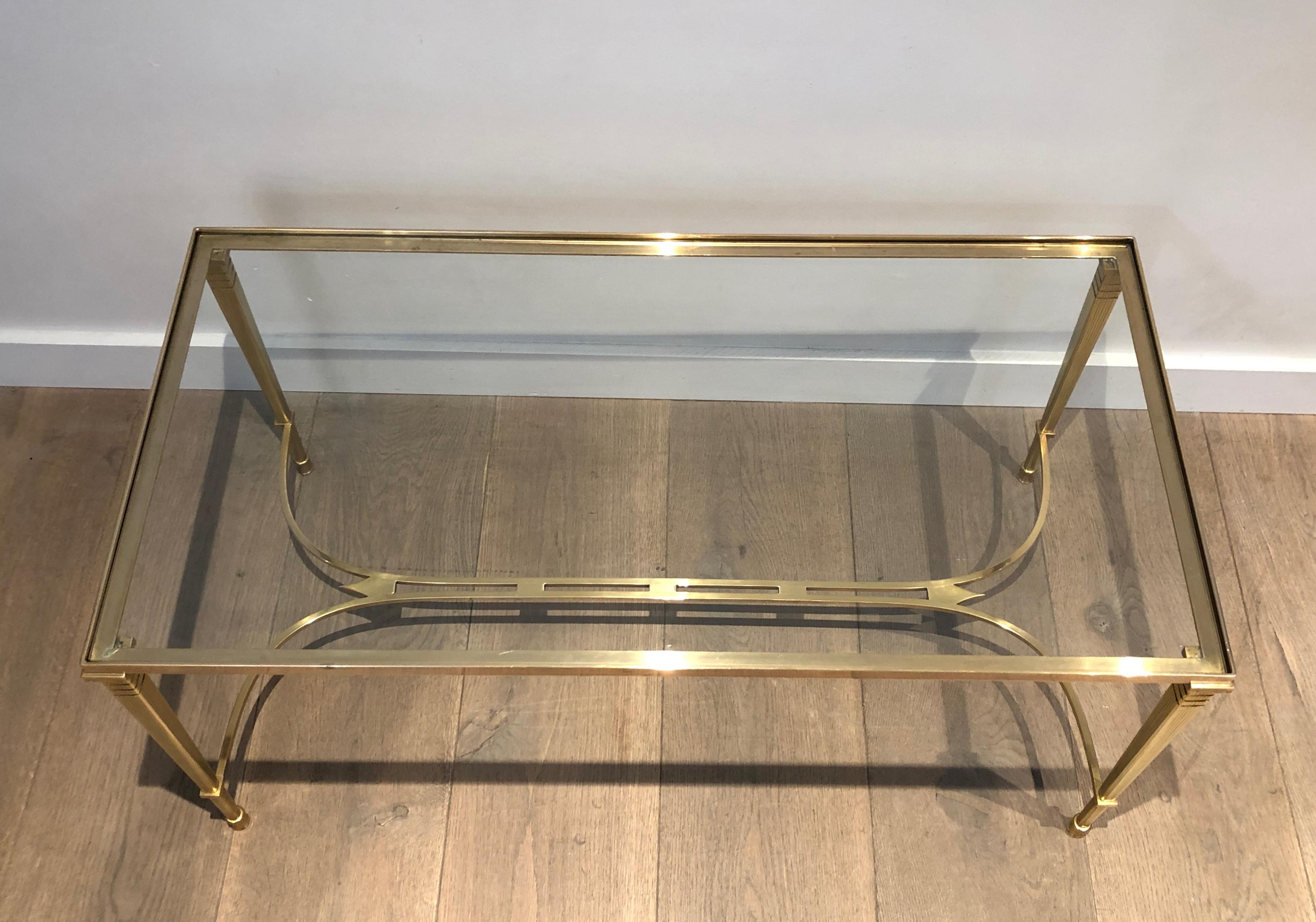 Néoclassique Table basse en laiton de style néoclassique avec étagère en verre transparent par Maison Jansen en vente
