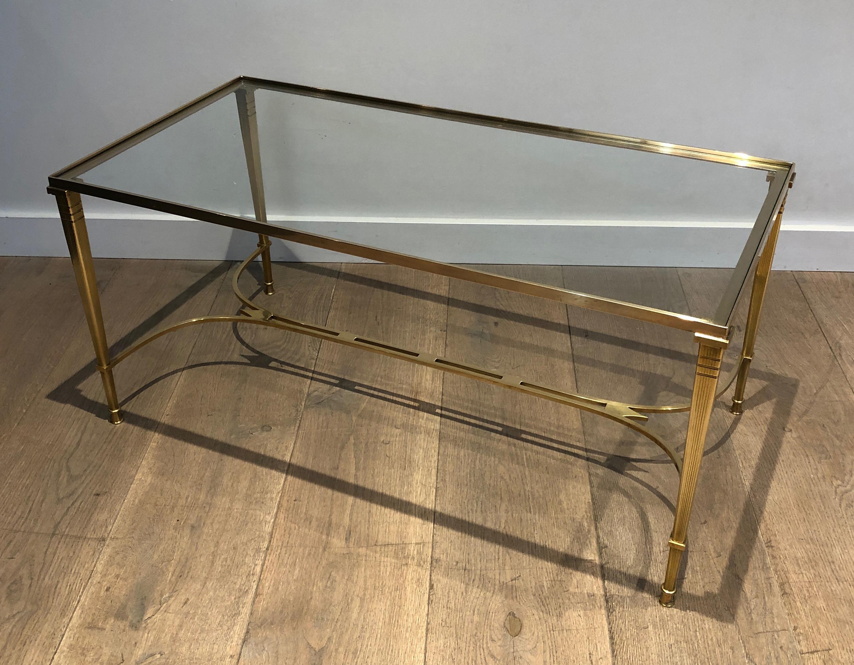 Français Table basse en laiton de style néoclassique avec étagère en verre transparent par Maison Jansen en vente