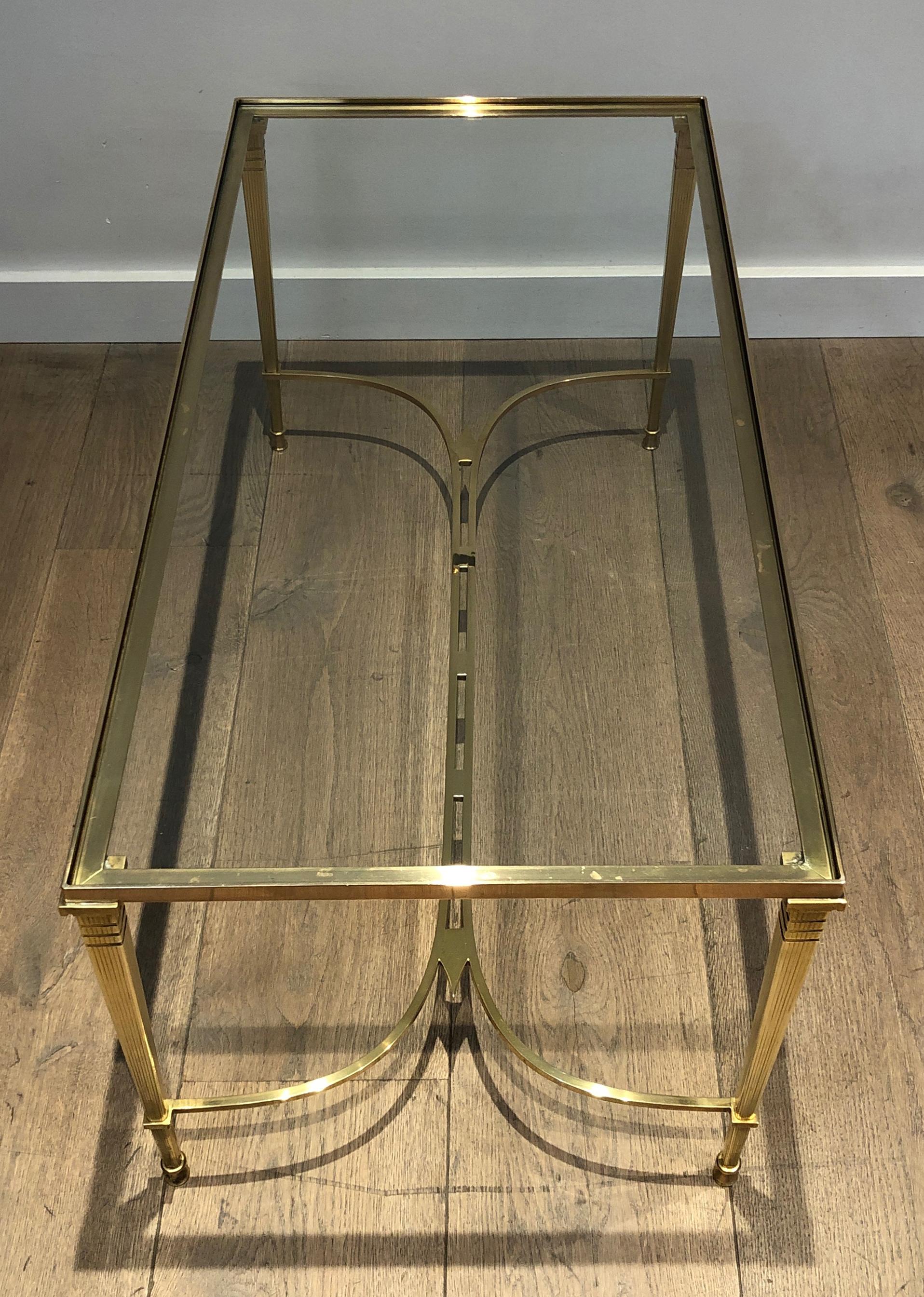 Table basse en laiton de style néoclassique avec étagère en verre transparent par Maison Jansen Bon état - En vente à Marcq-en-Barœul, Hauts-de-France
