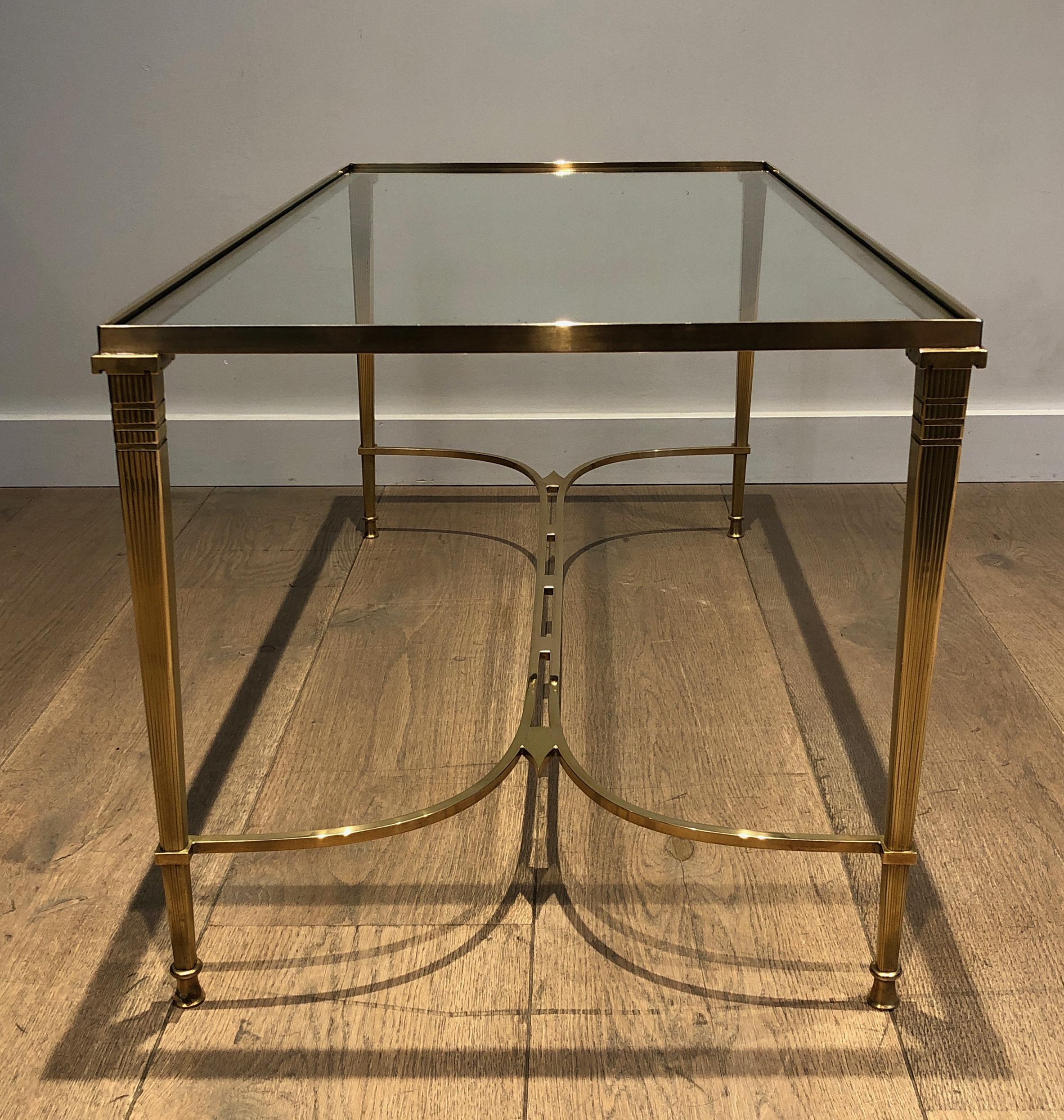 Milieu du XXe siècle Table basse en laiton de style néoclassique avec étagère en verre transparent par Maison Jansen en vente