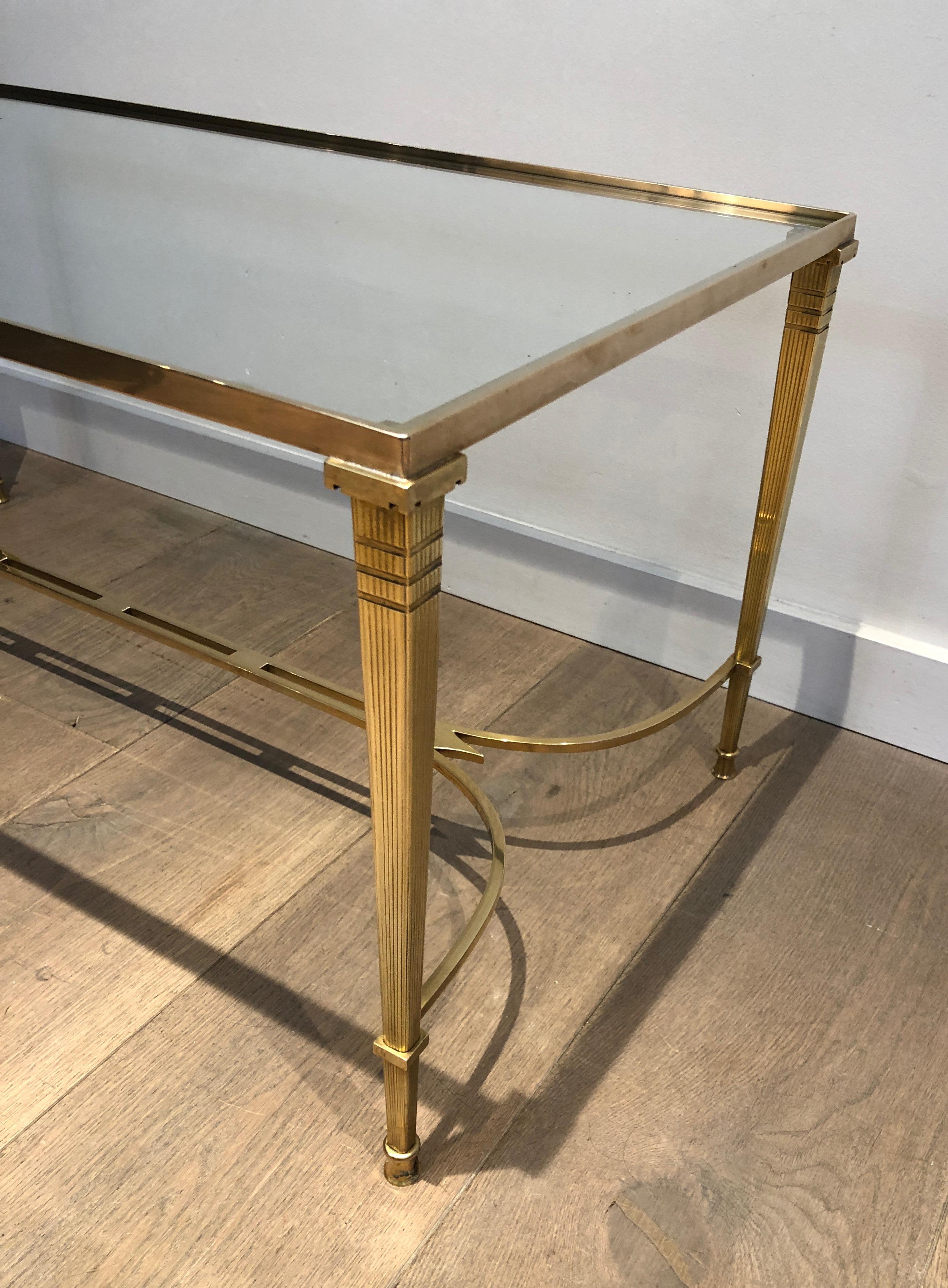Laiton Table basse en laiton de style néoclassique avec étagère en verre transparent par Maison Jansen en vente