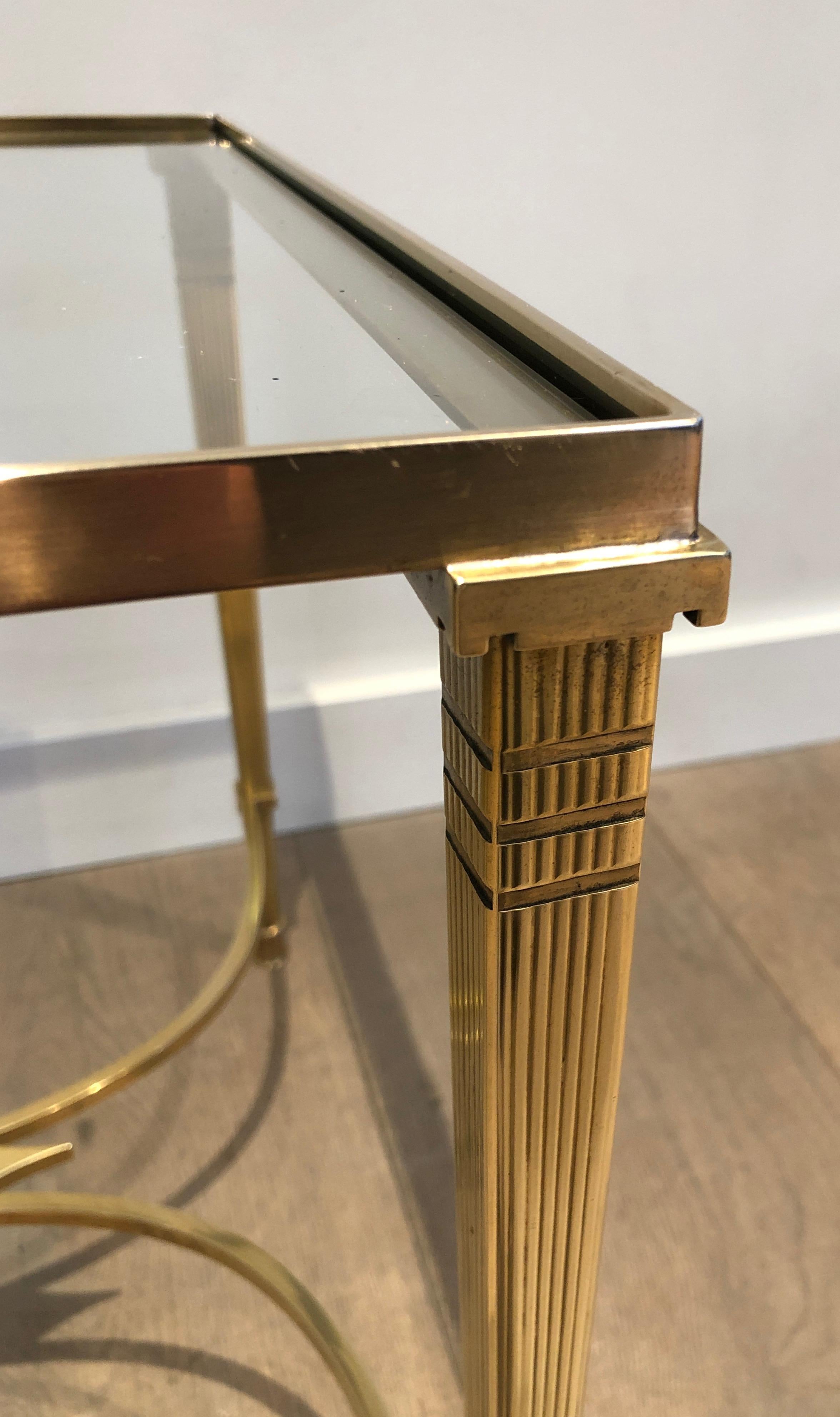 Table basse en laiton de style néoclassique avec étagère en verre transparent par Maison Jansen en vente 2