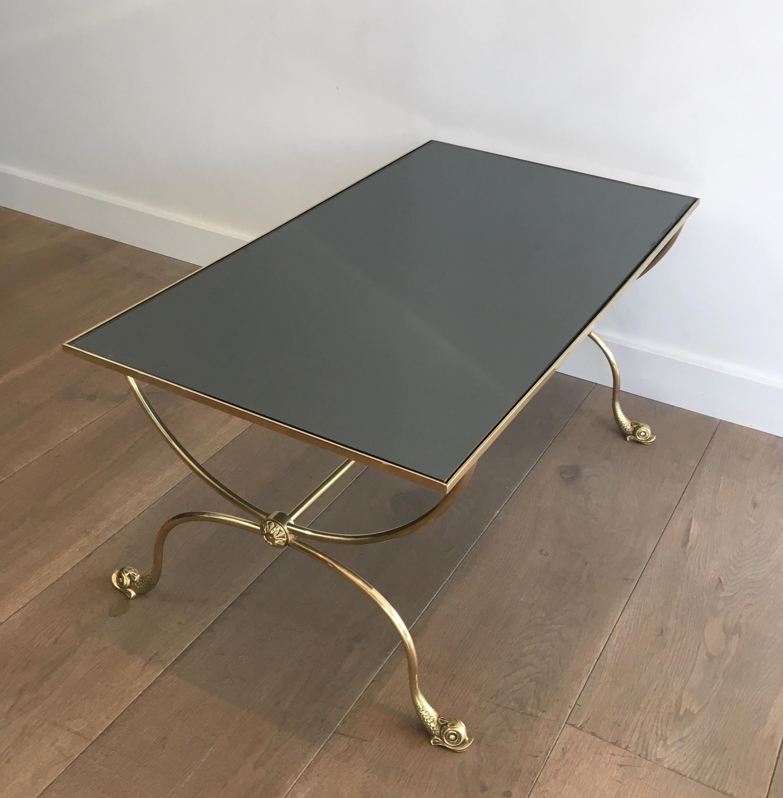 Table basse en laiton de style néoclassique avec têtes de dauphins et plateau en miroir en vente 5