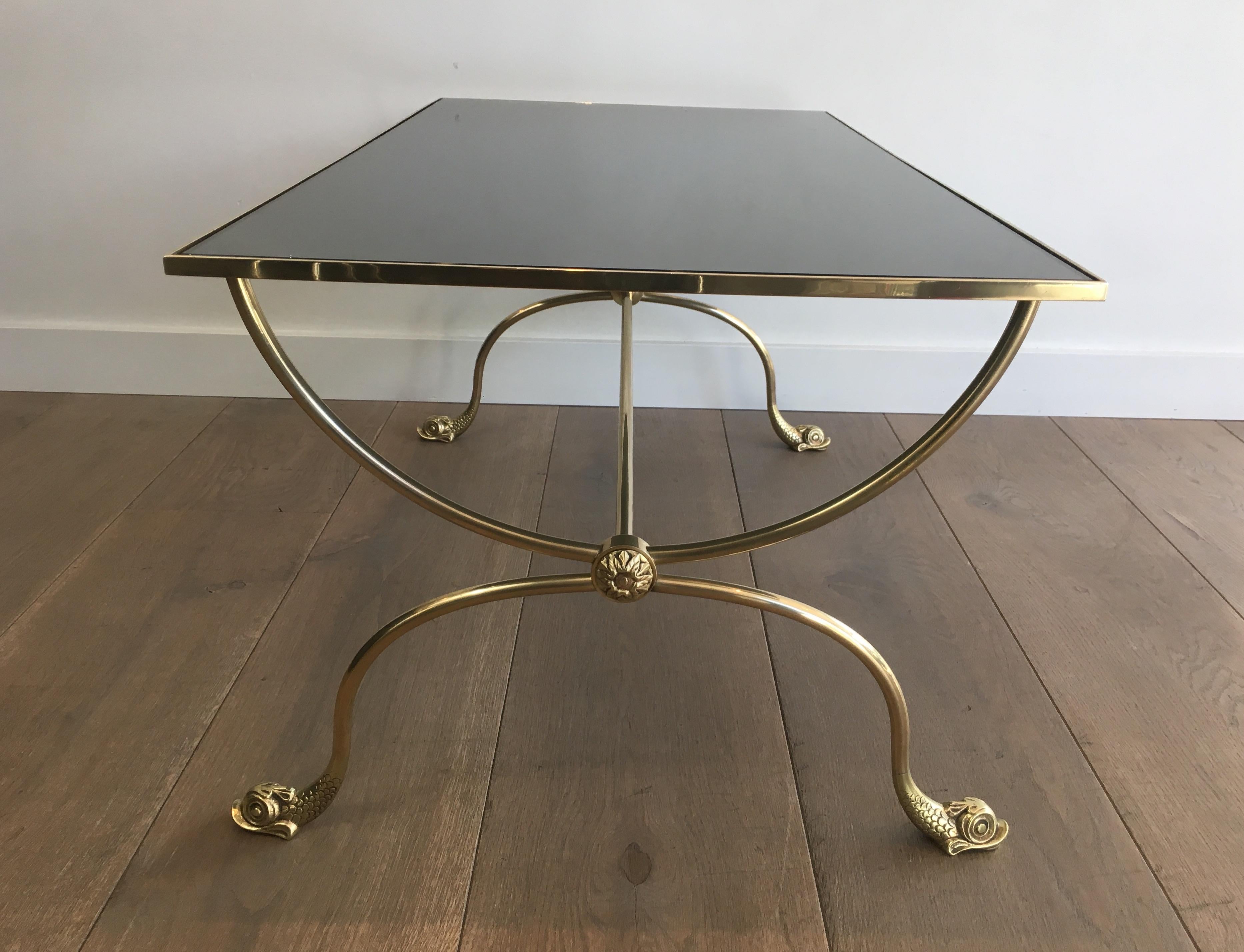 Table basse en laiton de style néoclassique avec têtes de dauphins et plateau en miroir en vente 6