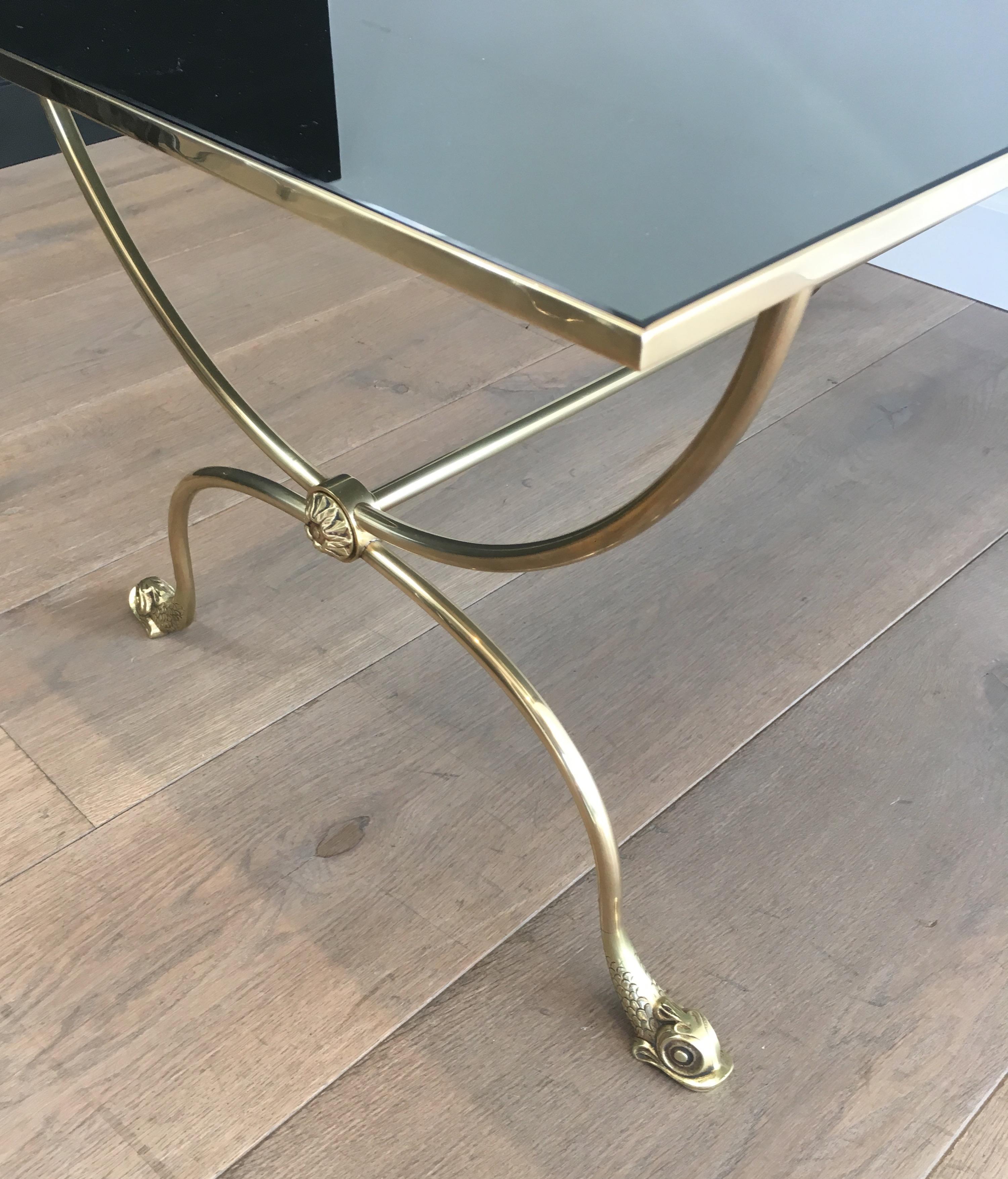 Table basse en laiton de style néoclassique avec têtes de dauphins et plateau en miroir en vente 7