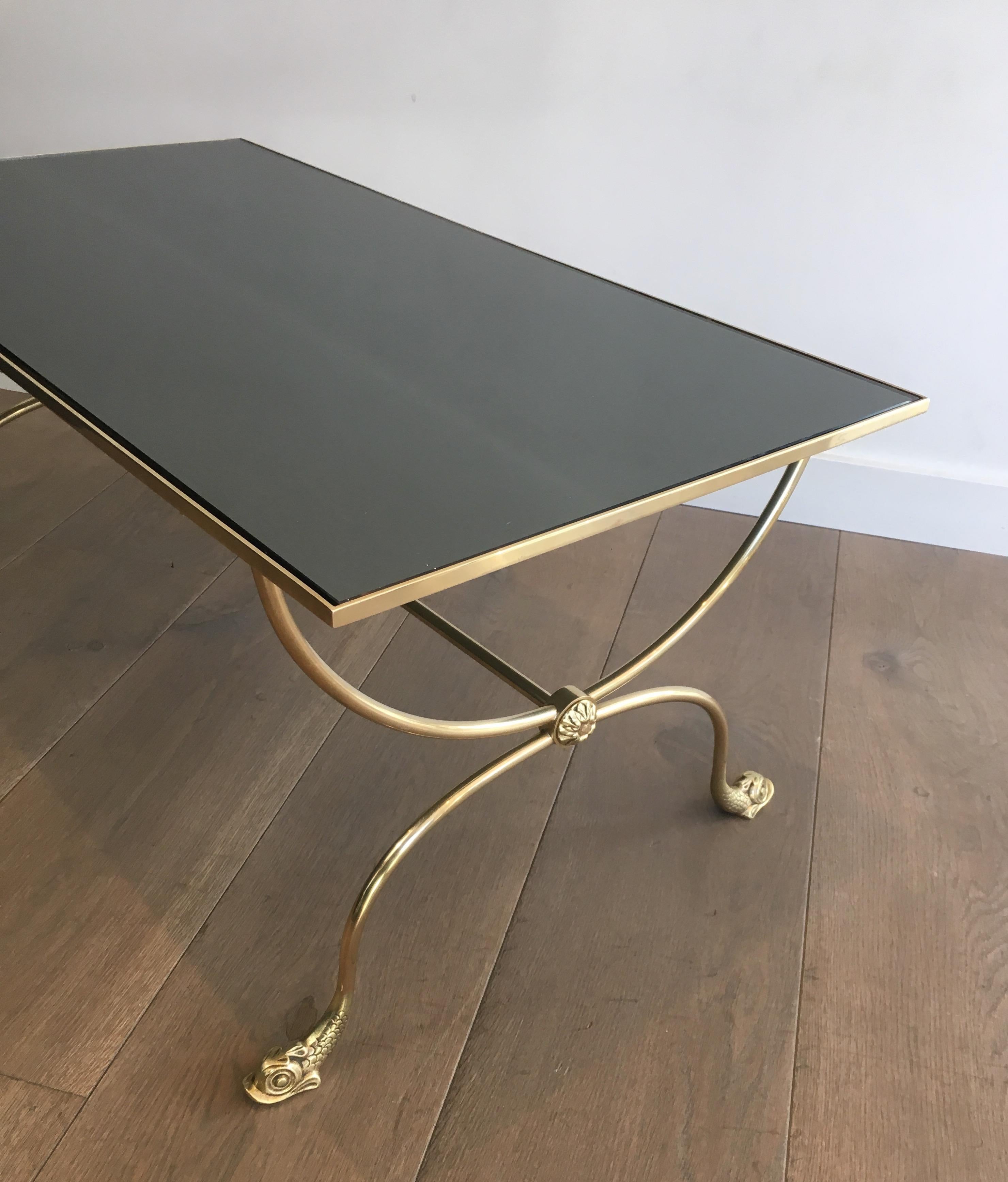 Table basse en laiton de style néoclassique avec têtes de dauphins et plateau en miroir en vente 12