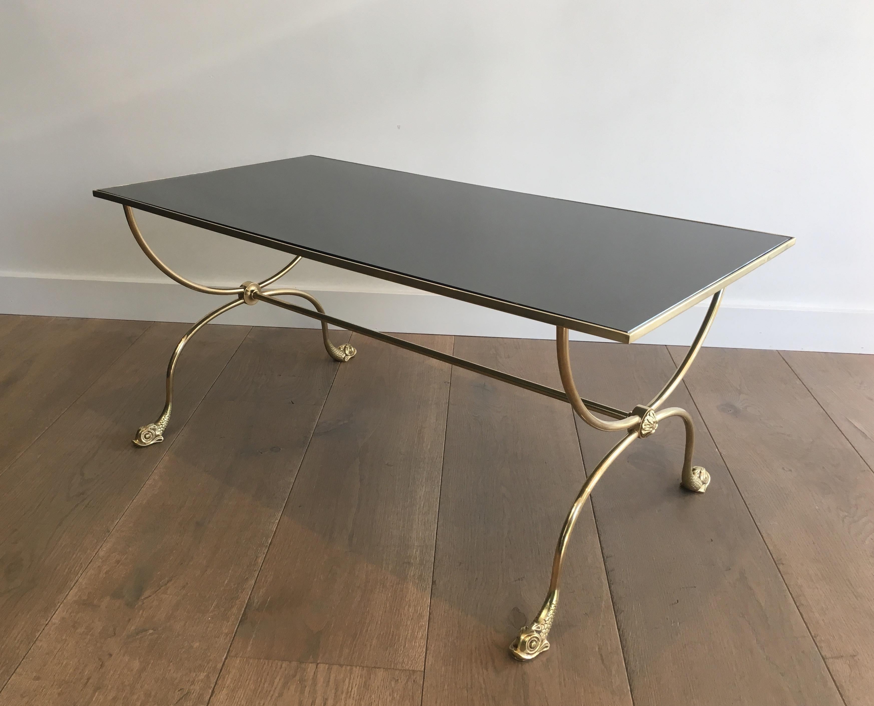 Table basse en laiton de style néoclassique avec têtes de dauphins et plateau en miroir en vente 2