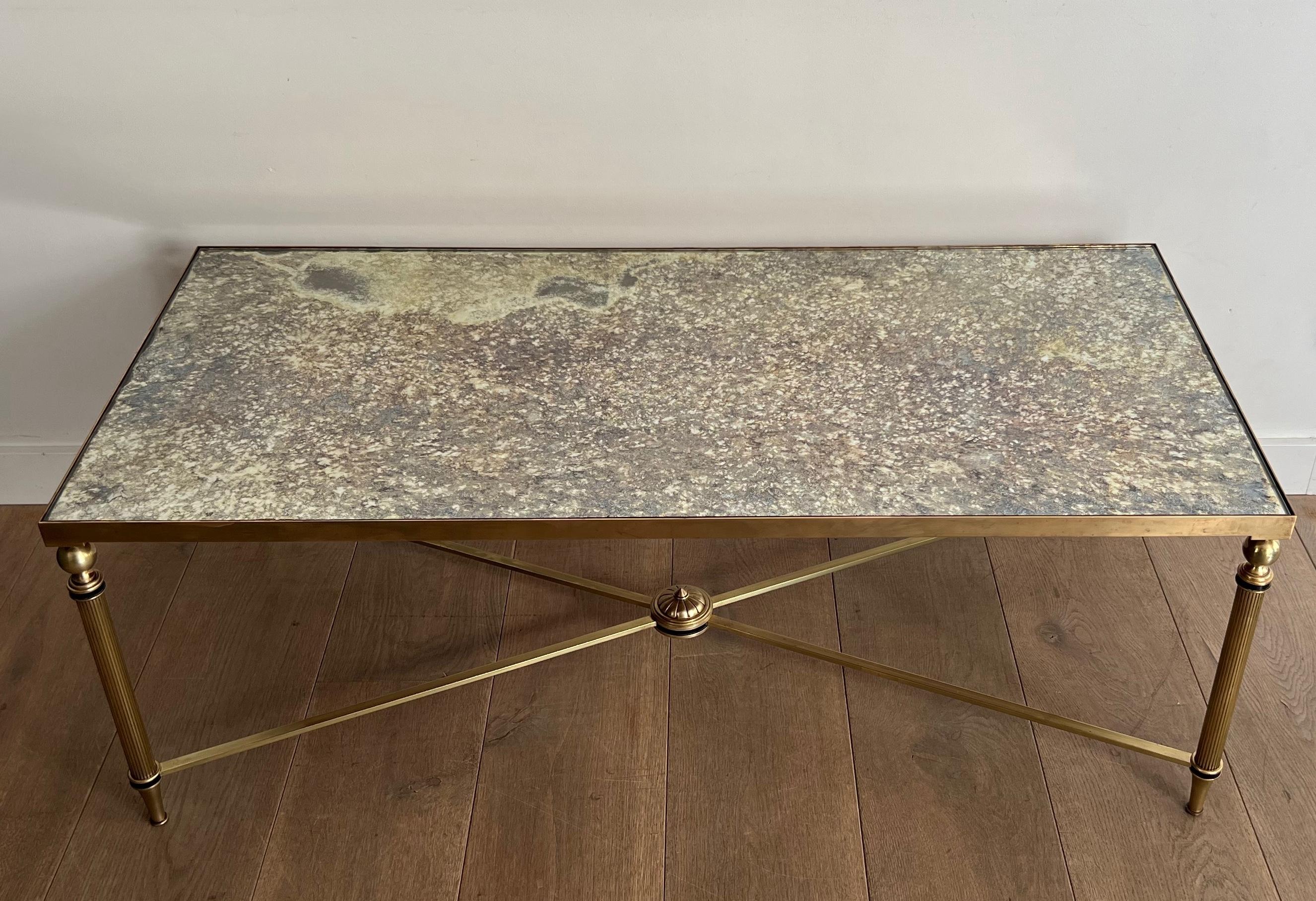 Néoclassique Table basse de style néoclassique avec plateau en miroir églomisé de la Maison Jansen