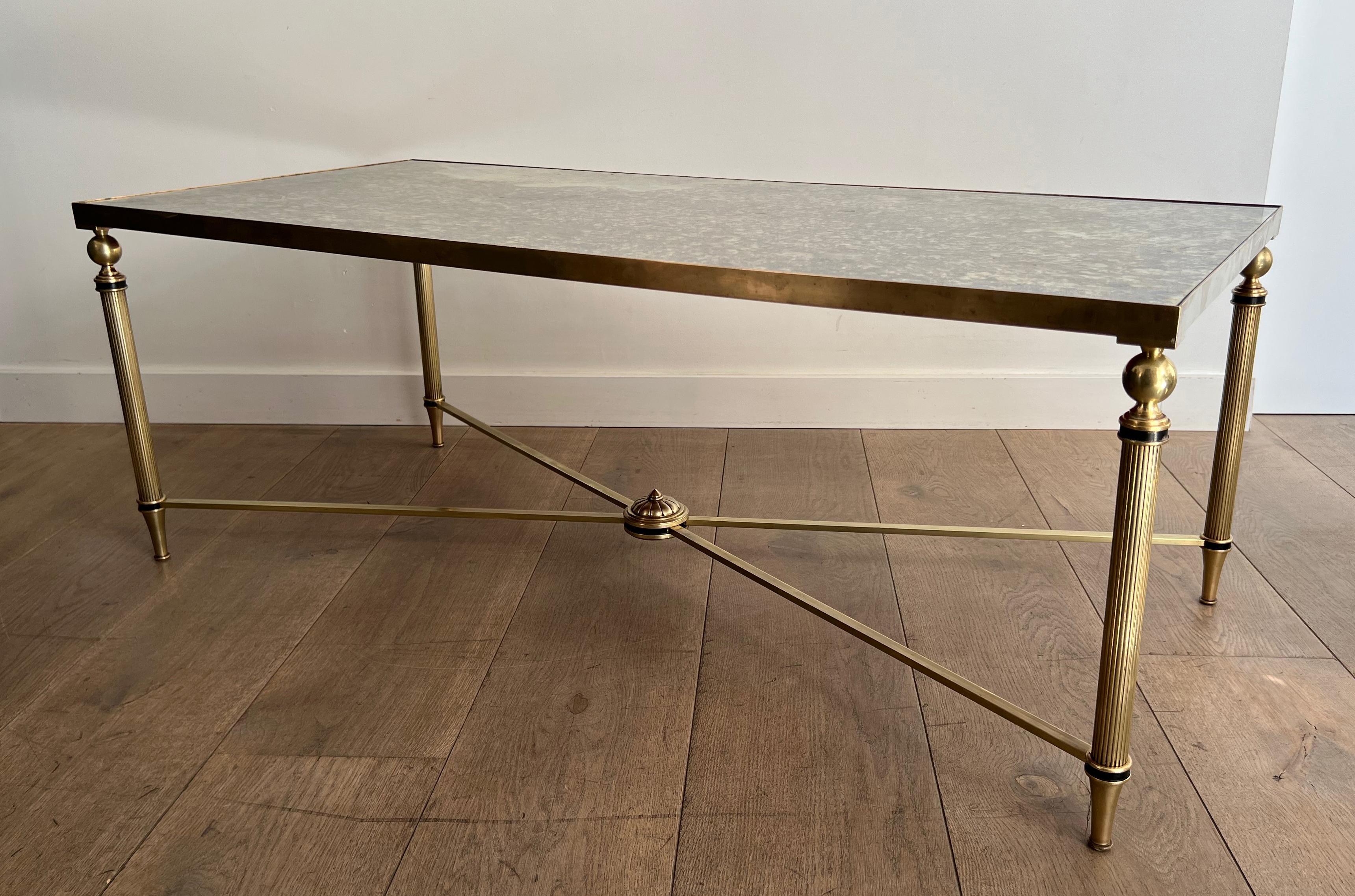 Milieu du XXe siècle Table basse de style néoclassique avec plateau en miroir églomisé de la Maison Jansen