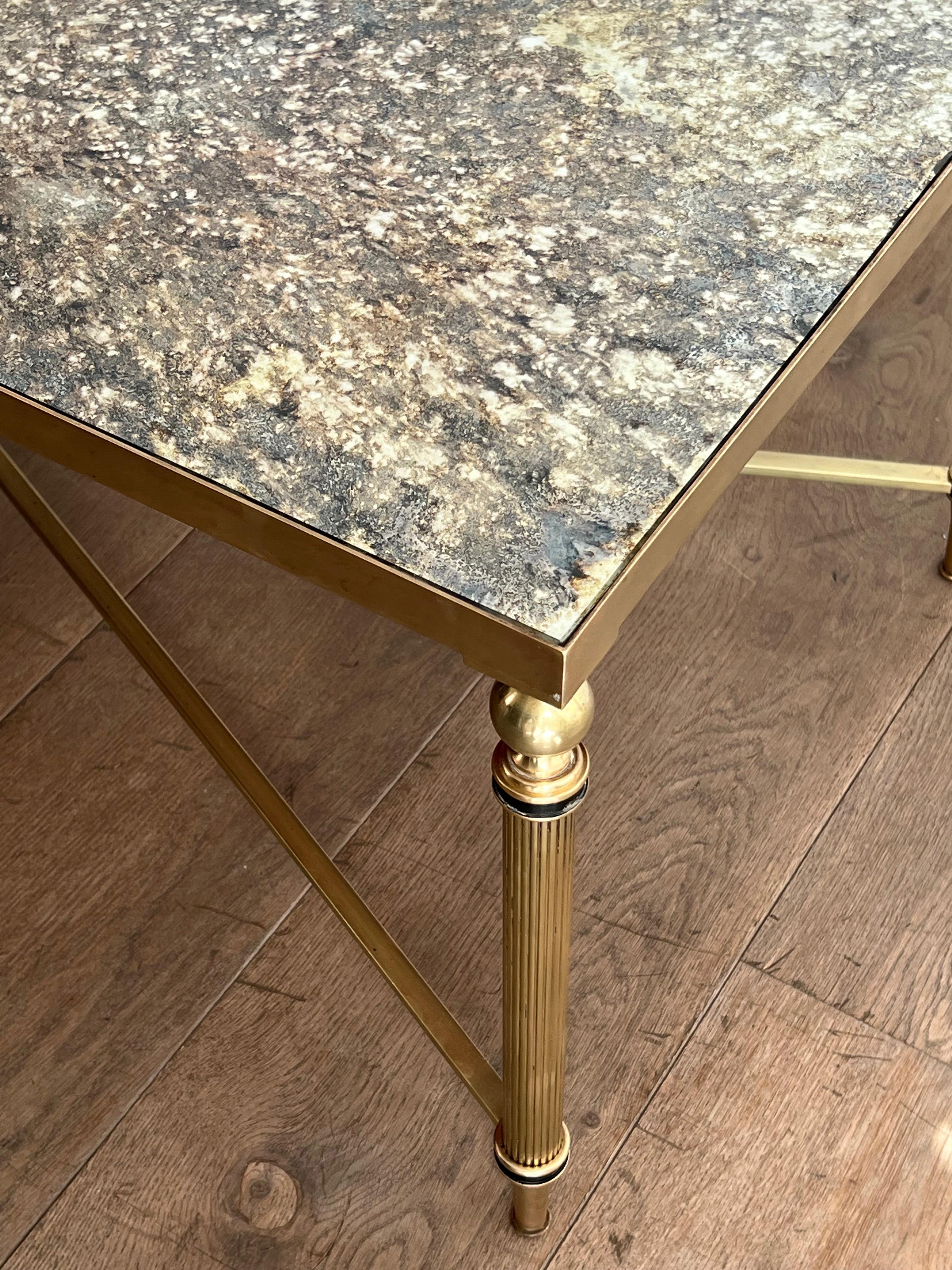 Laiton Table basse de style néoclassique avec plateau en miroir églomisé de la Maison Jansen