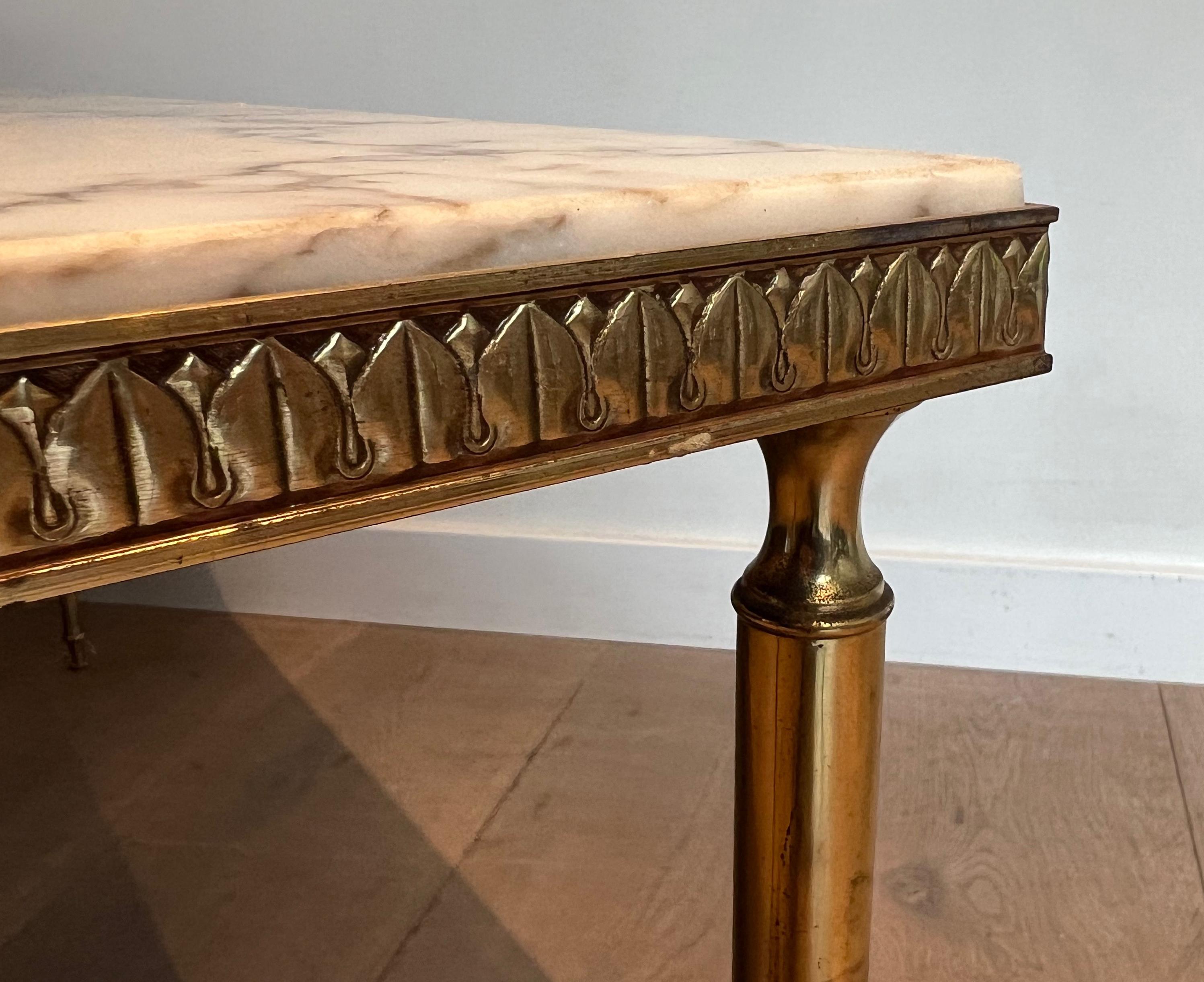 Table basse en laiton de style néoclassique avec plateau en marbre en vente 3
