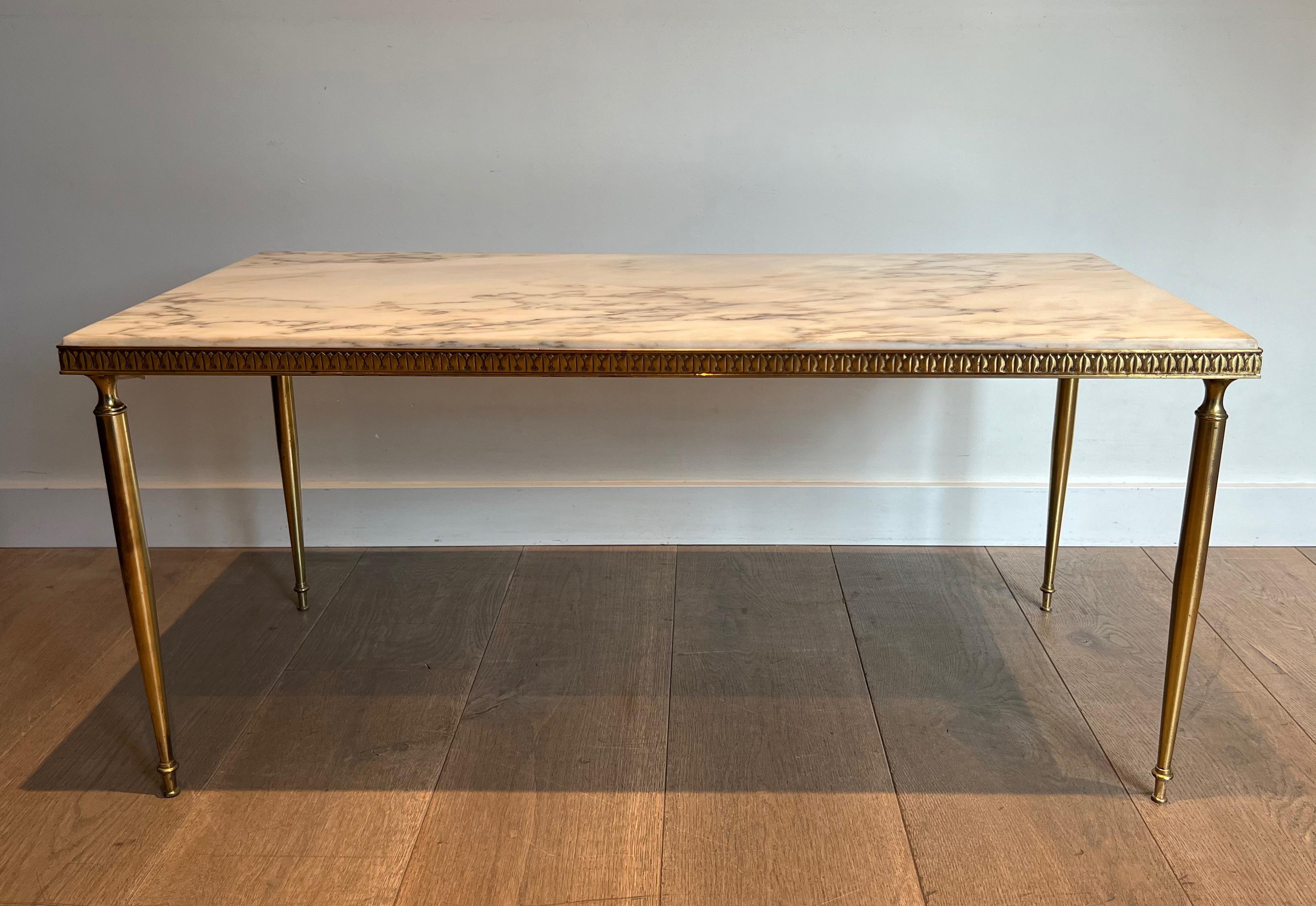 Table basse en laiton de style néoclassique avec plateau en marbre en vente 5