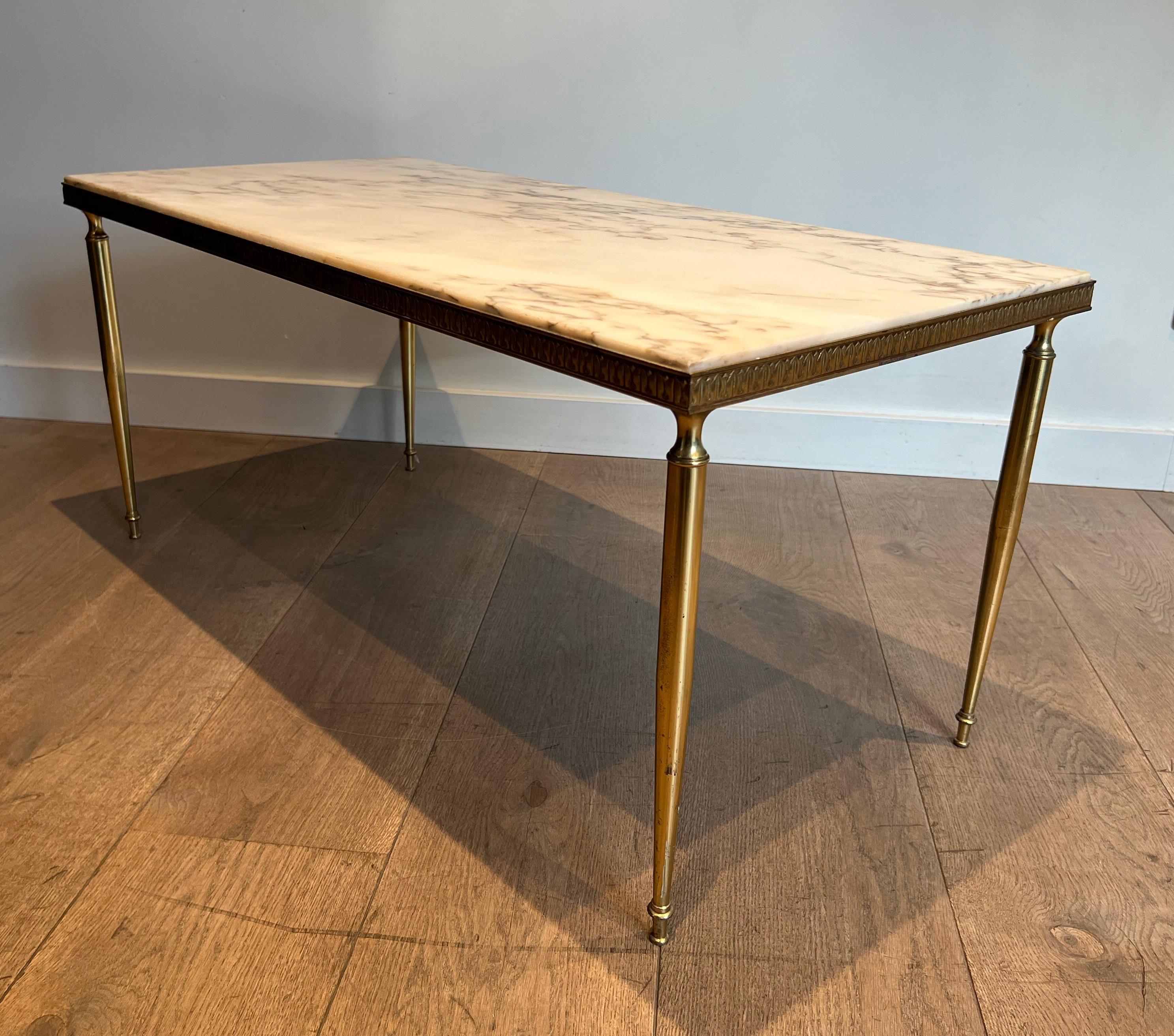 Table basse en laiton de style néoclassique avec plateau en marbre en vente 6