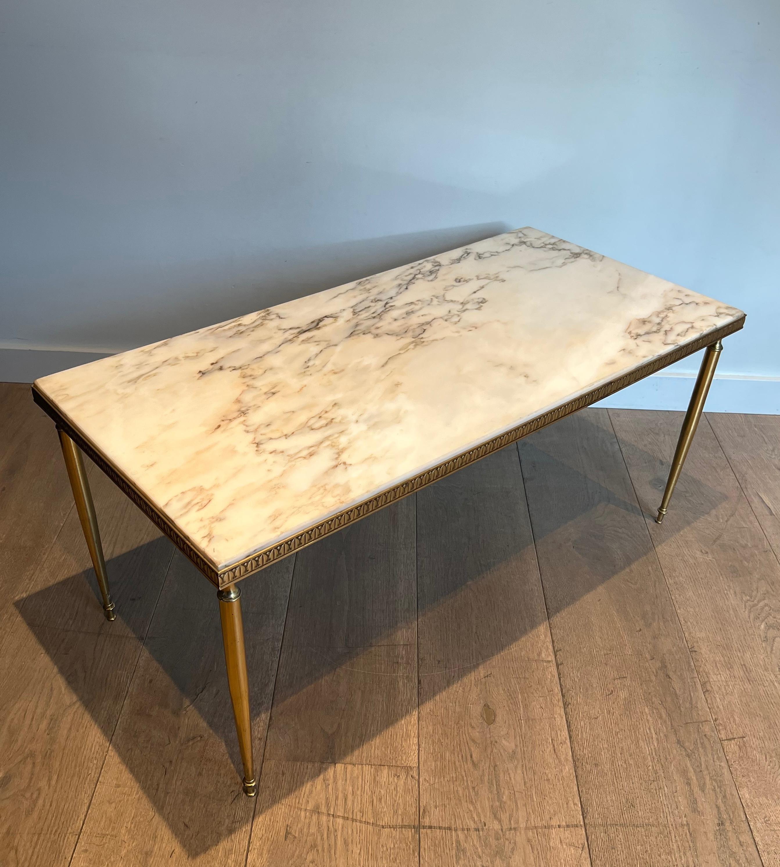Table basse en laiton de style néoclassique avec plateau en marbre en vente 7