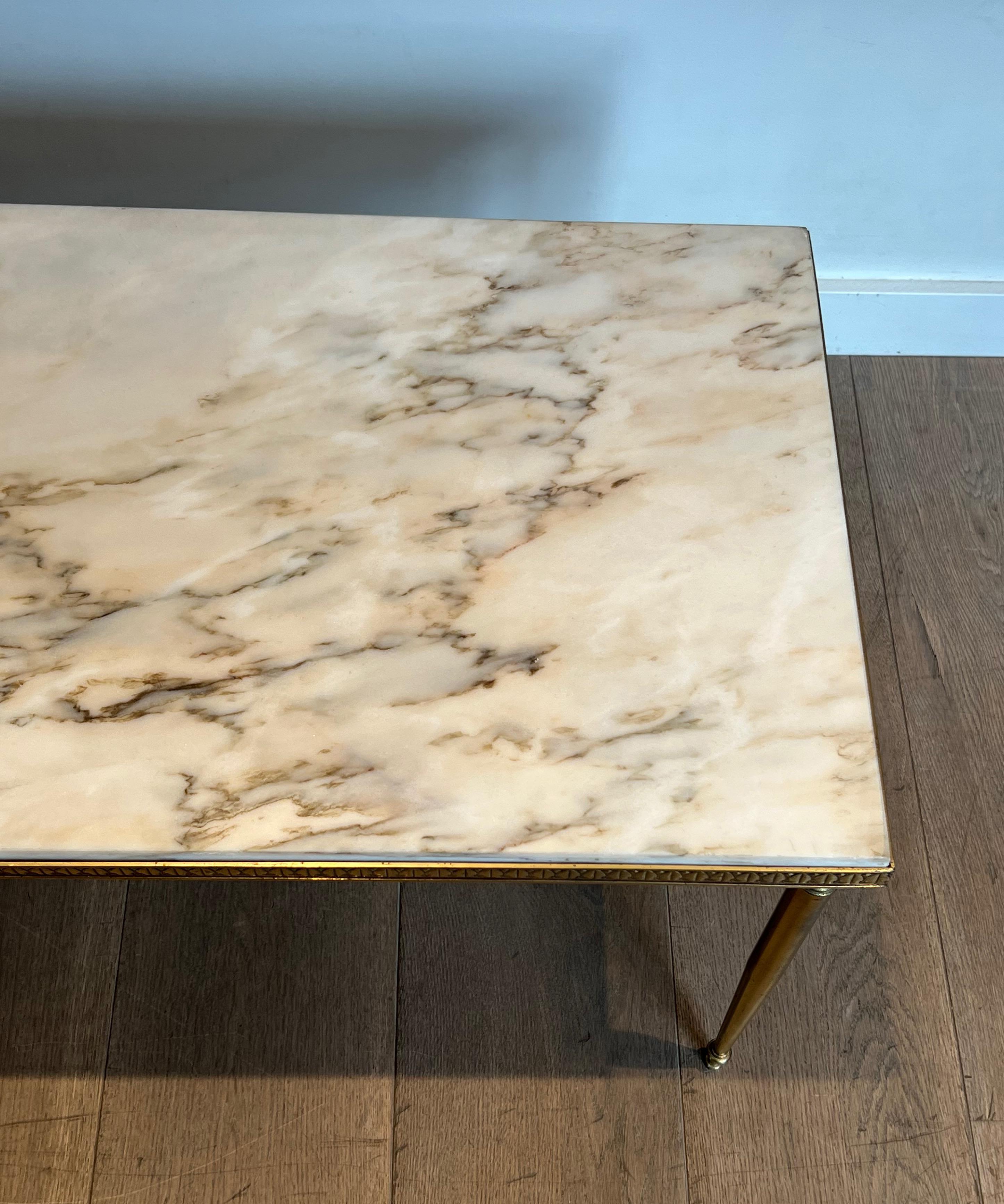 Table basse en laiton de style néoclassique avec plateau en marbre en vente 8