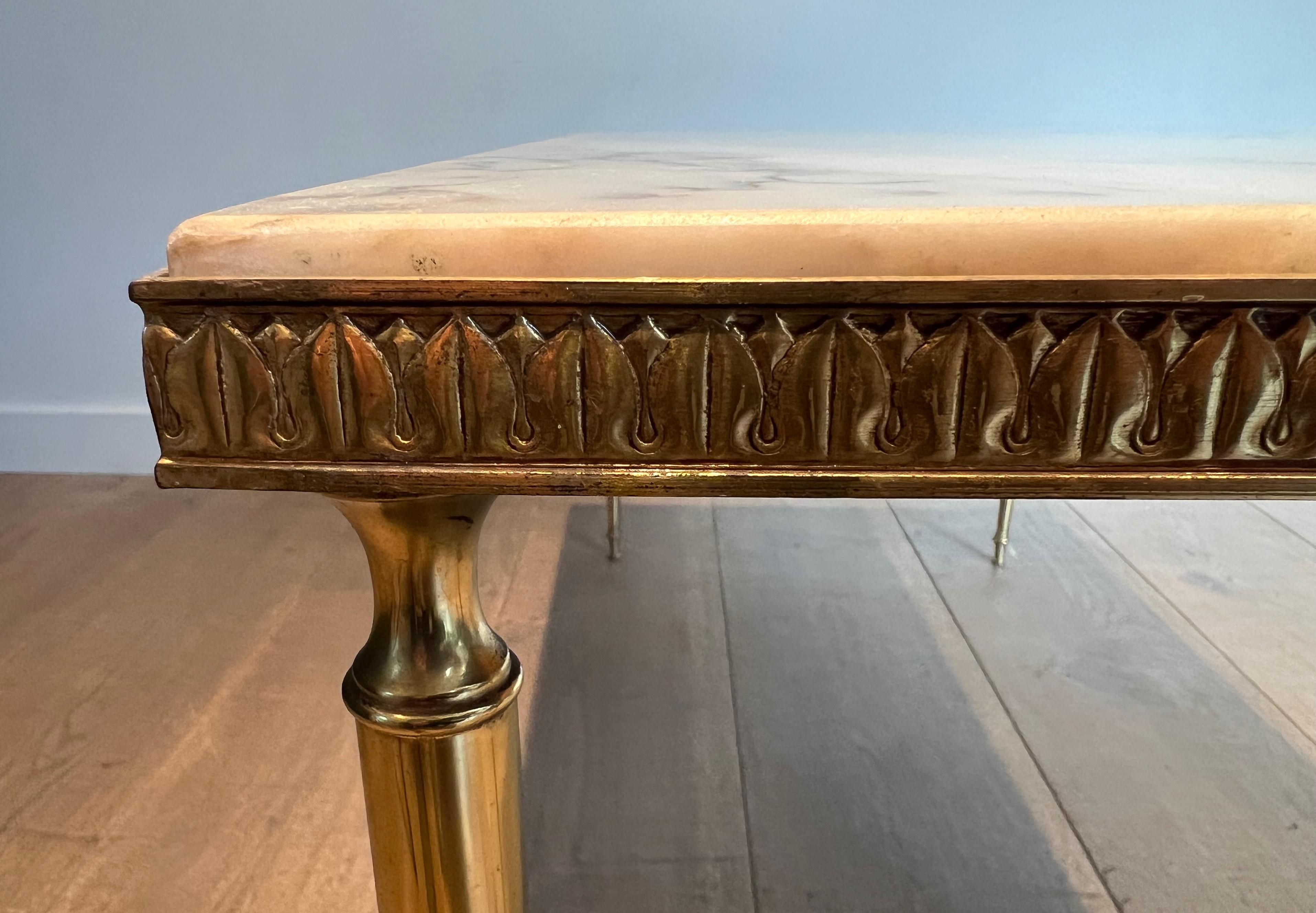 Table basse en laiton de style néoclassique avec plateau en marbre en vente 10